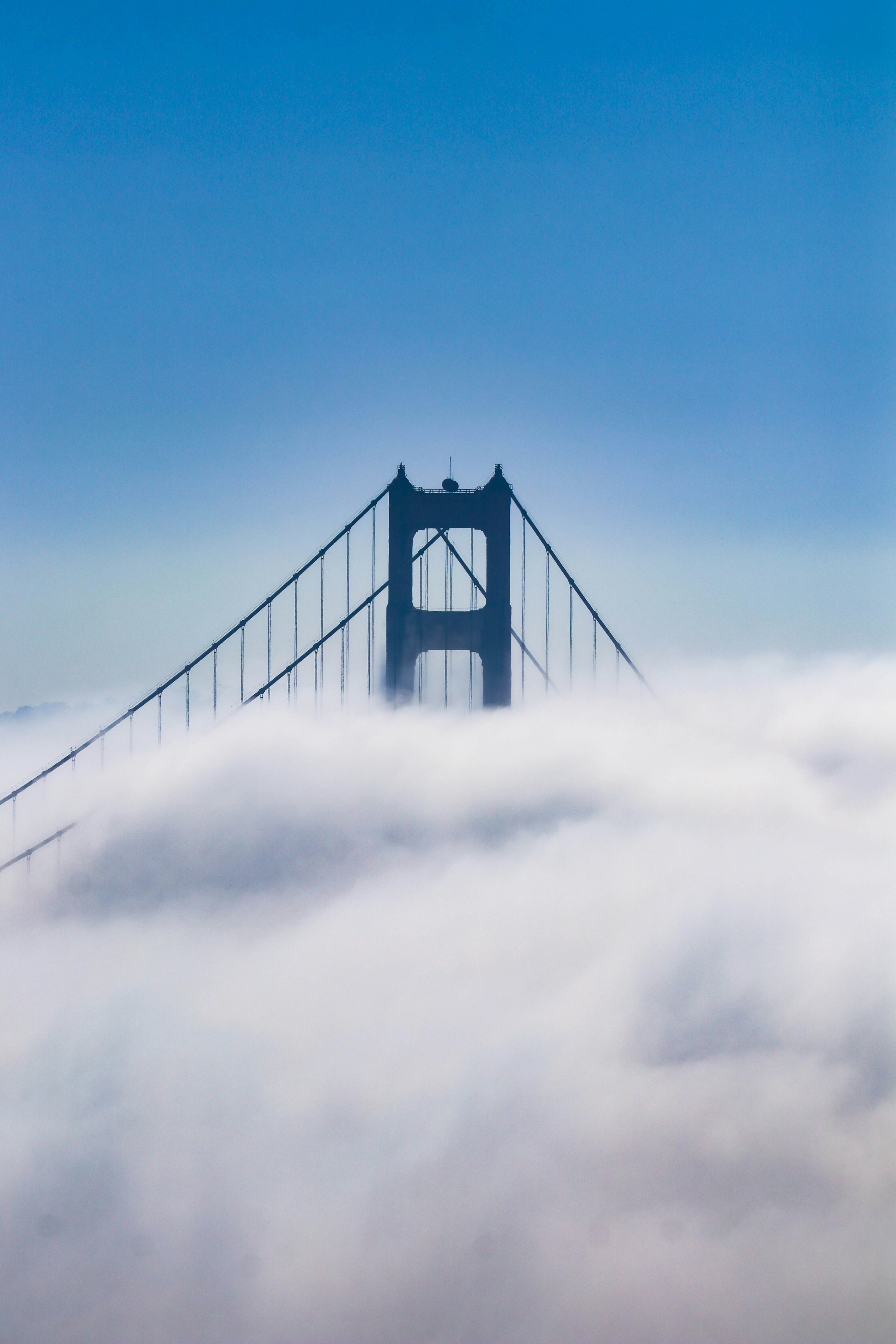 Uma vista da ponte Golden Gate através das nuvens
