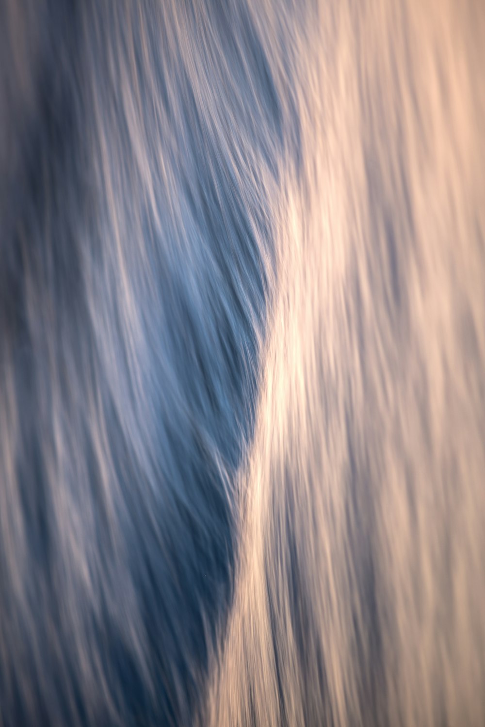 a blurry photo of a blue and white background