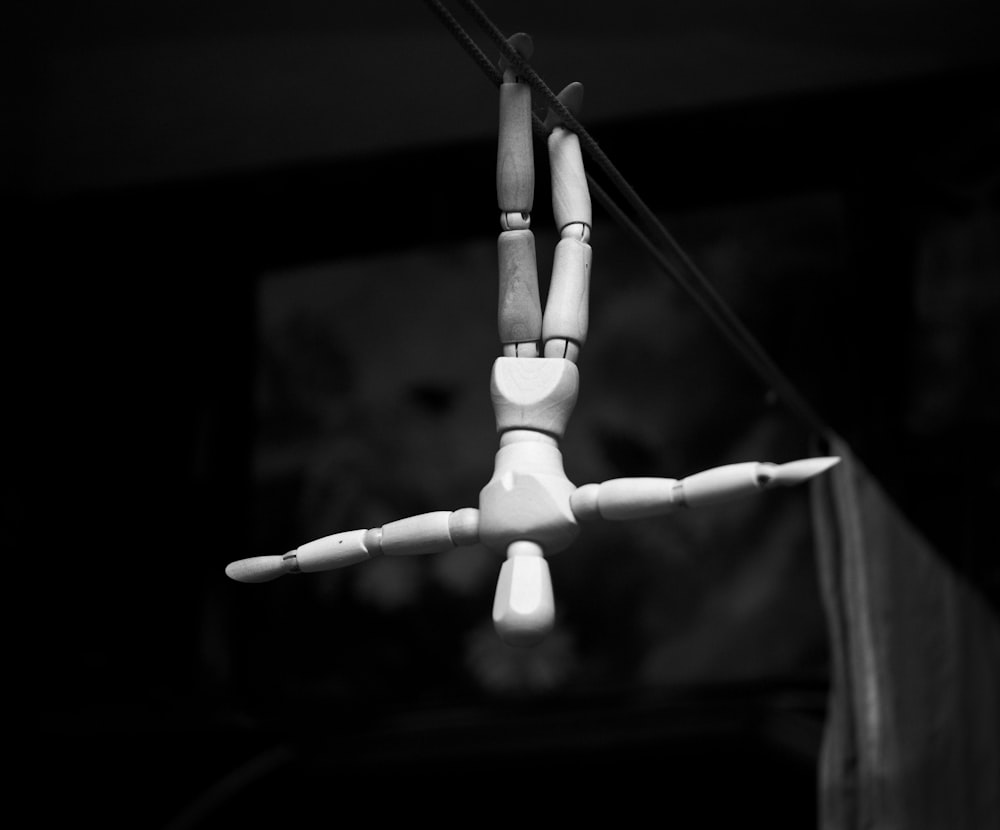 une photo en noir et blanc d’une personne suspendue à l’envers