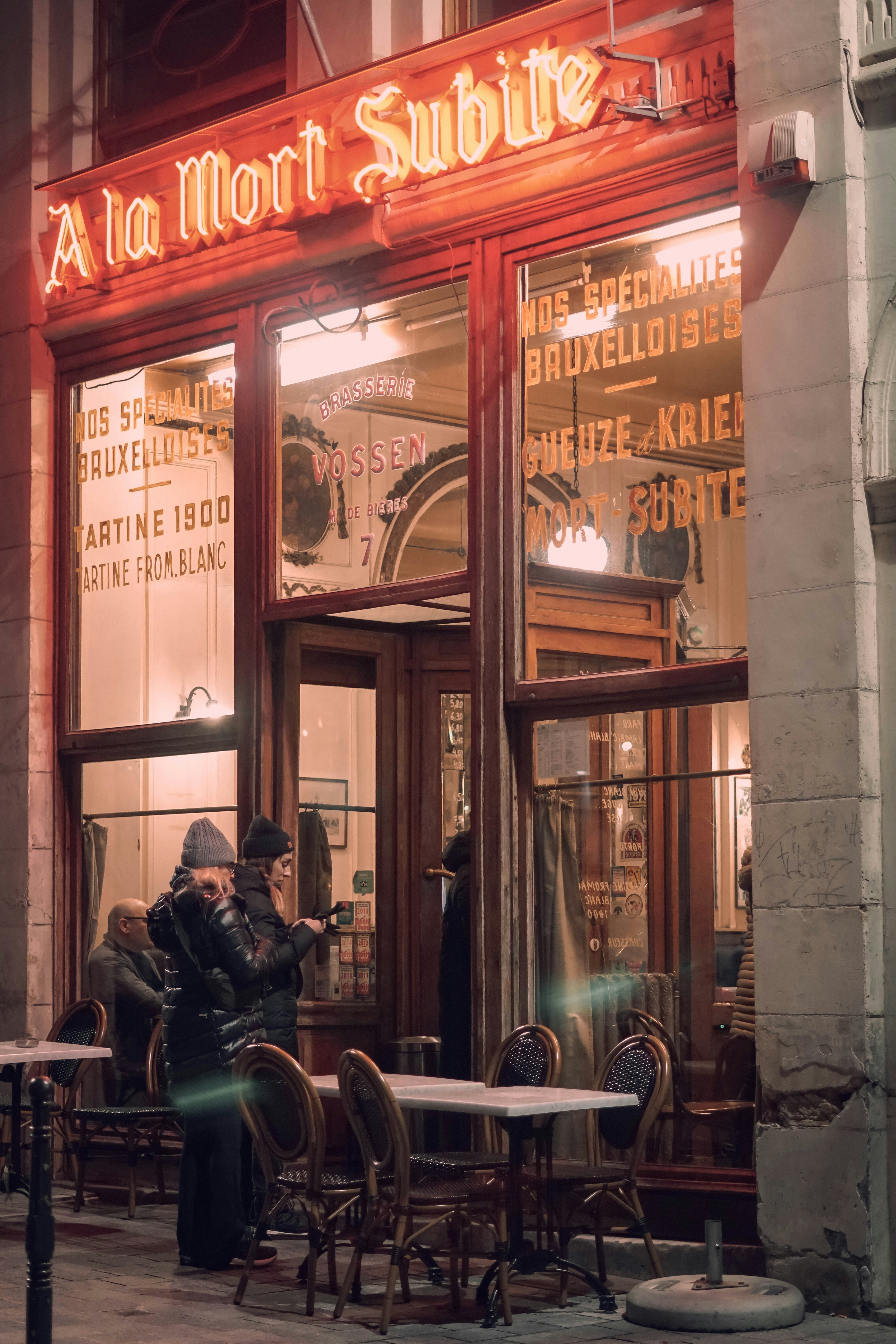 Un hombre sentado en una mesa frente a un restaurante