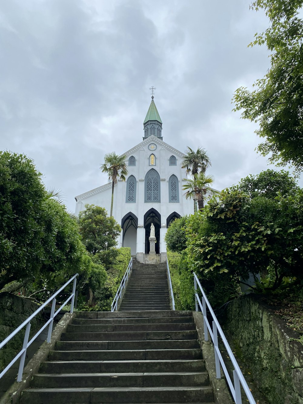 uma igreja com escadas que levam até ela