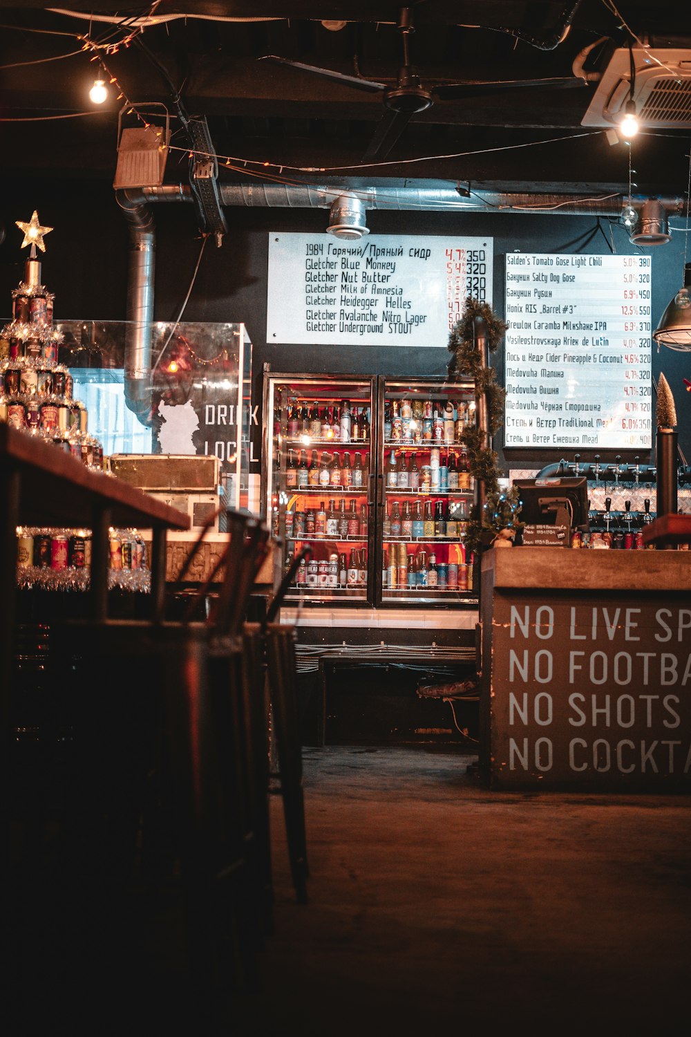 um bar com uma placa que diz "sem esportes ao vivo", sem tiros, sem coquetel