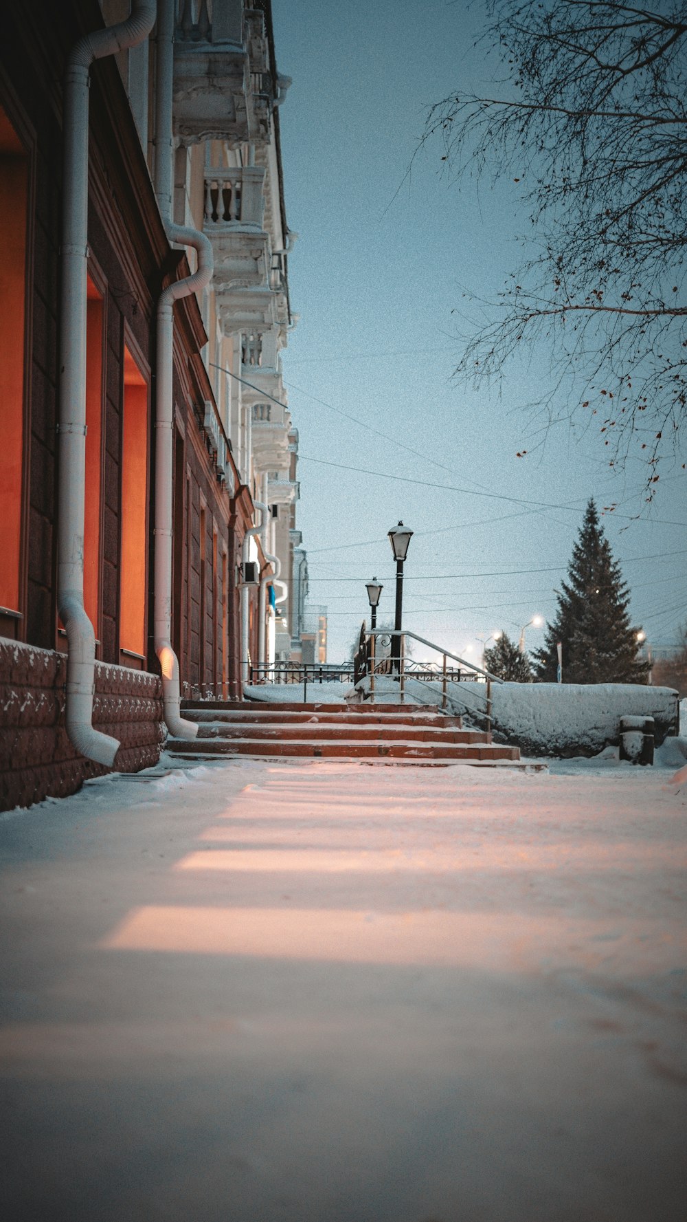 un trottoir enneigé à côté d’un bâtiment