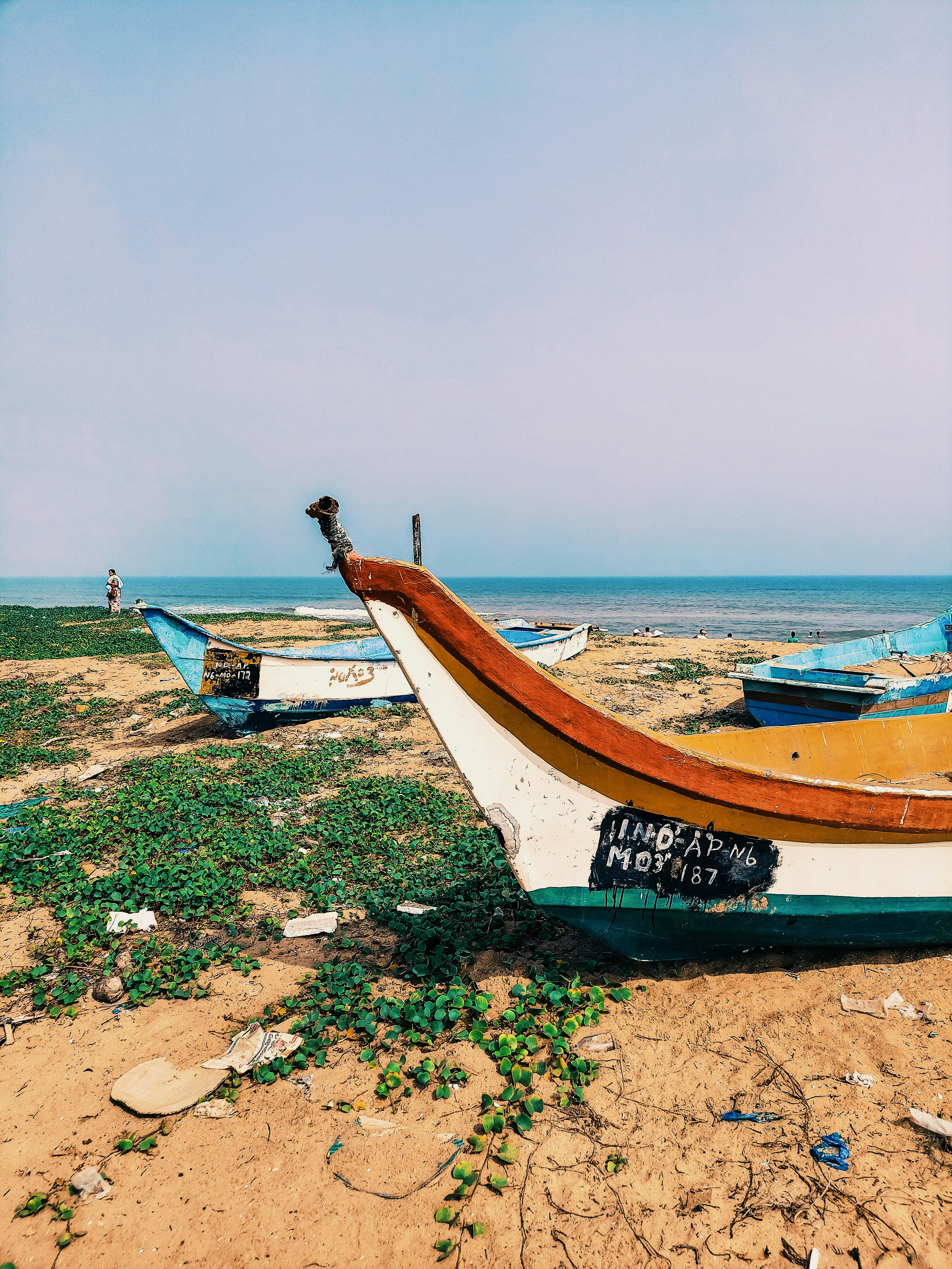 um grupo de barcos sentados em cima de uma praia de areia