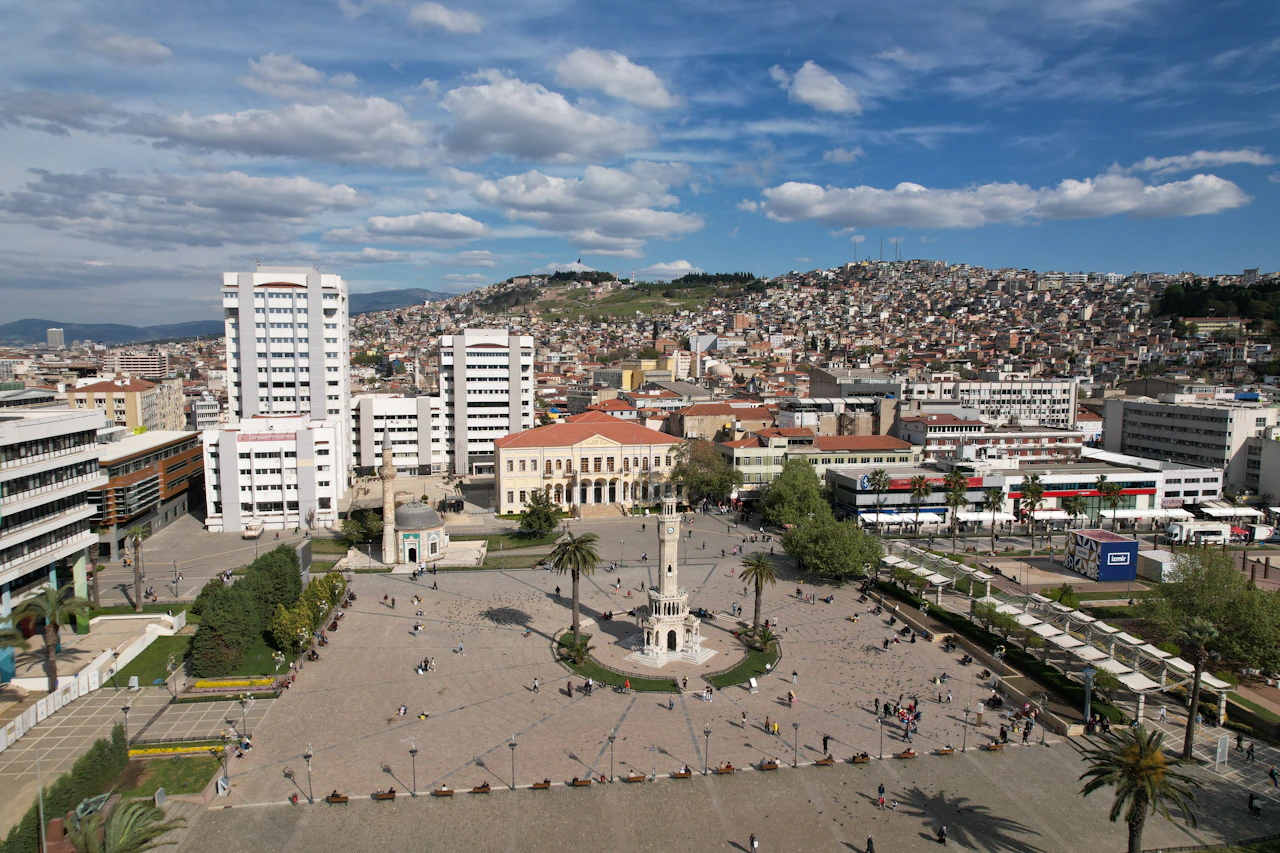 İzmir şehir manzarası — Saat Kulesi ve Konak