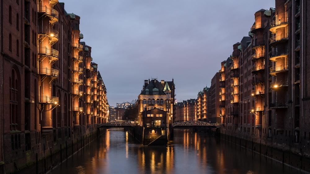 Un río que atraviesa una ciudad junto a edificios altos