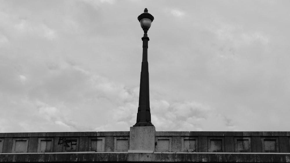 une photo en noir et blanc d’un lampadaire