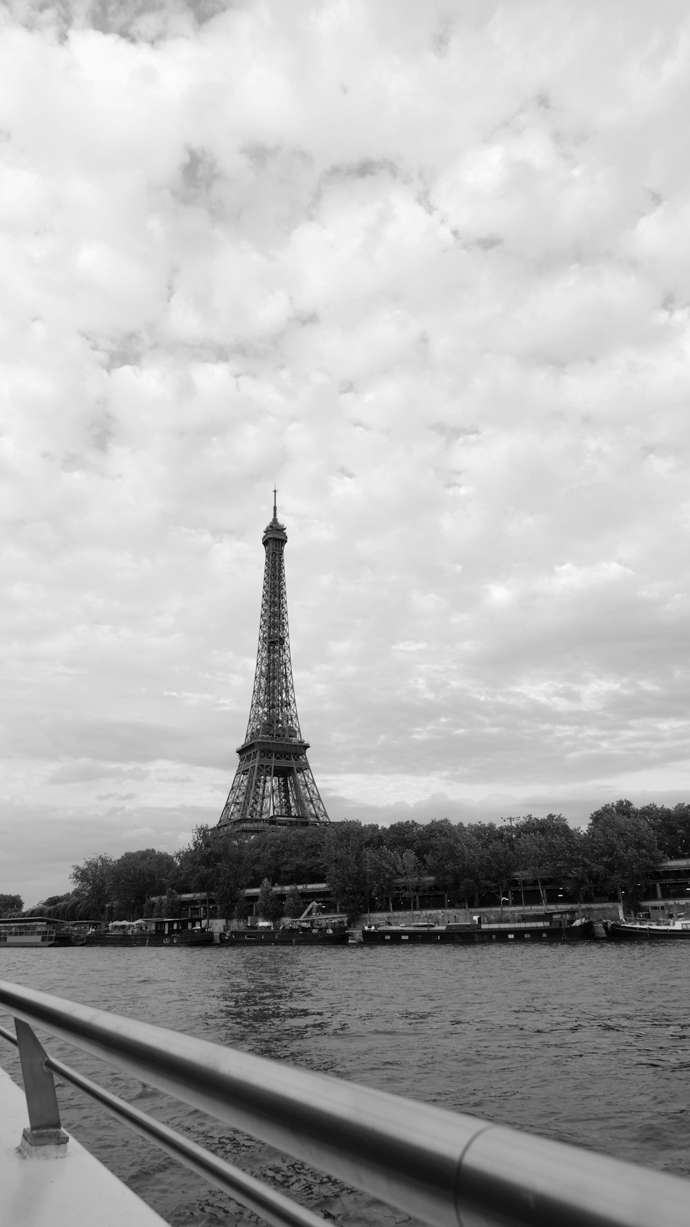 Una foto in bianco e nero della Torre Eiffel