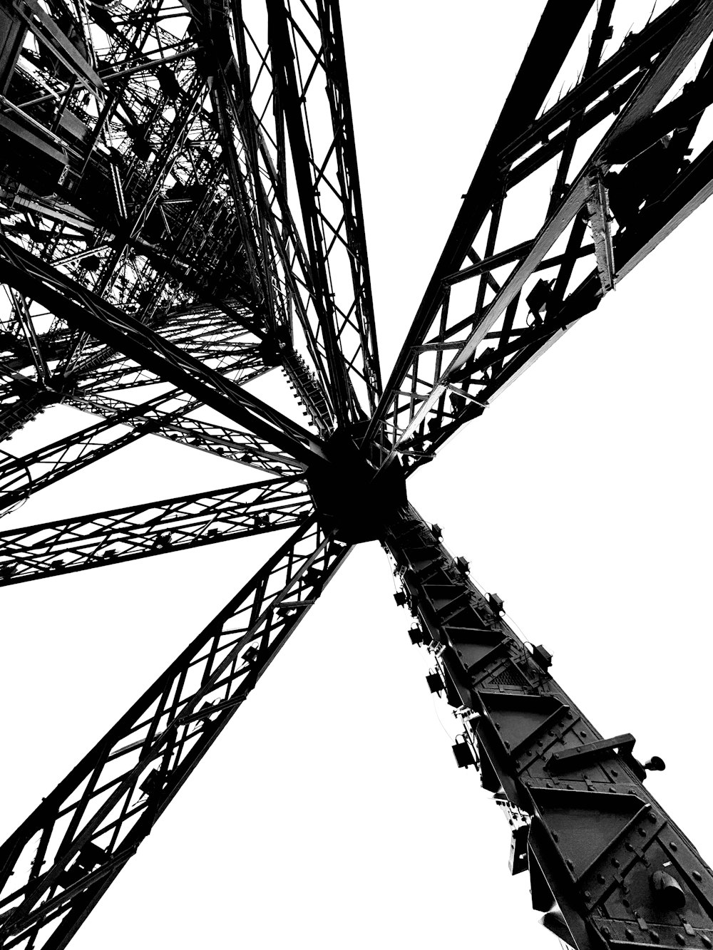 Una foto en blanco y negro de la Torre Eiffel