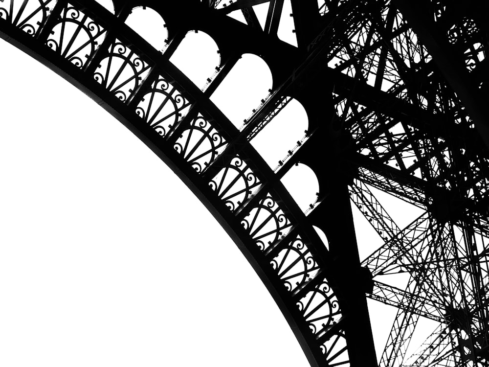 Una foto en blanco y negro de la Torre Eiffel