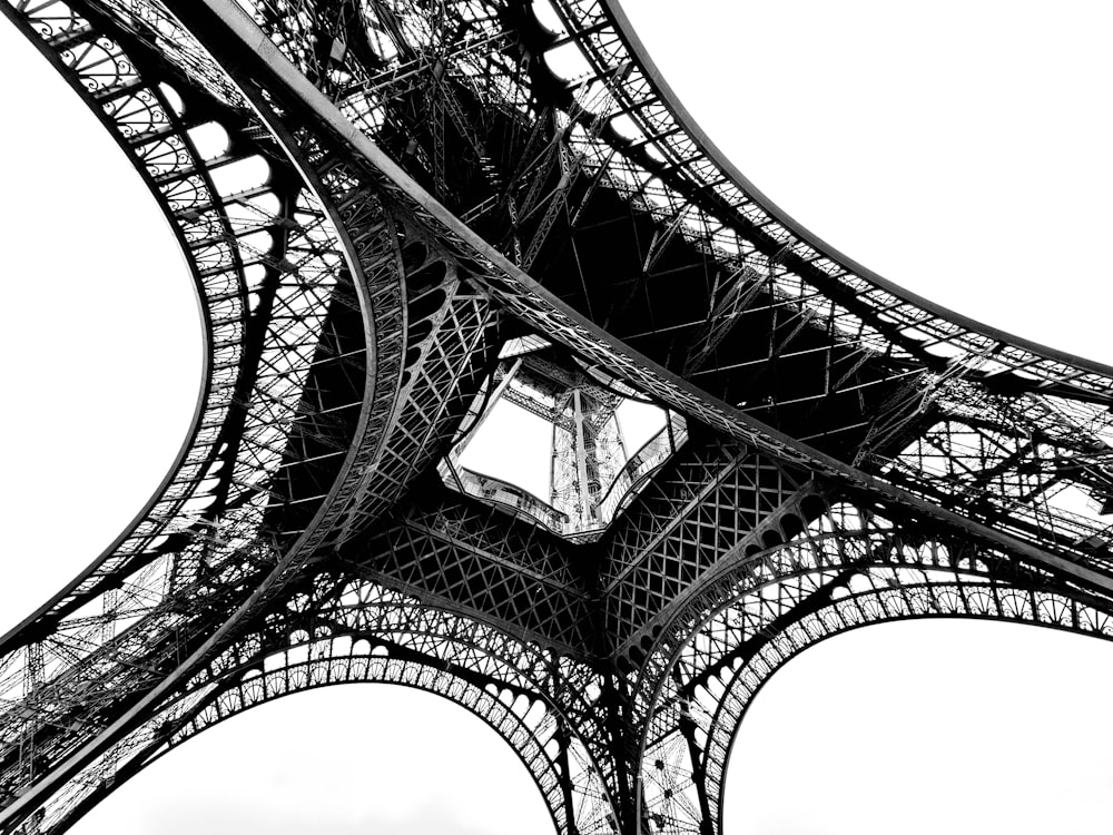 Una foto en blanco y negro de la Torre Eiffel