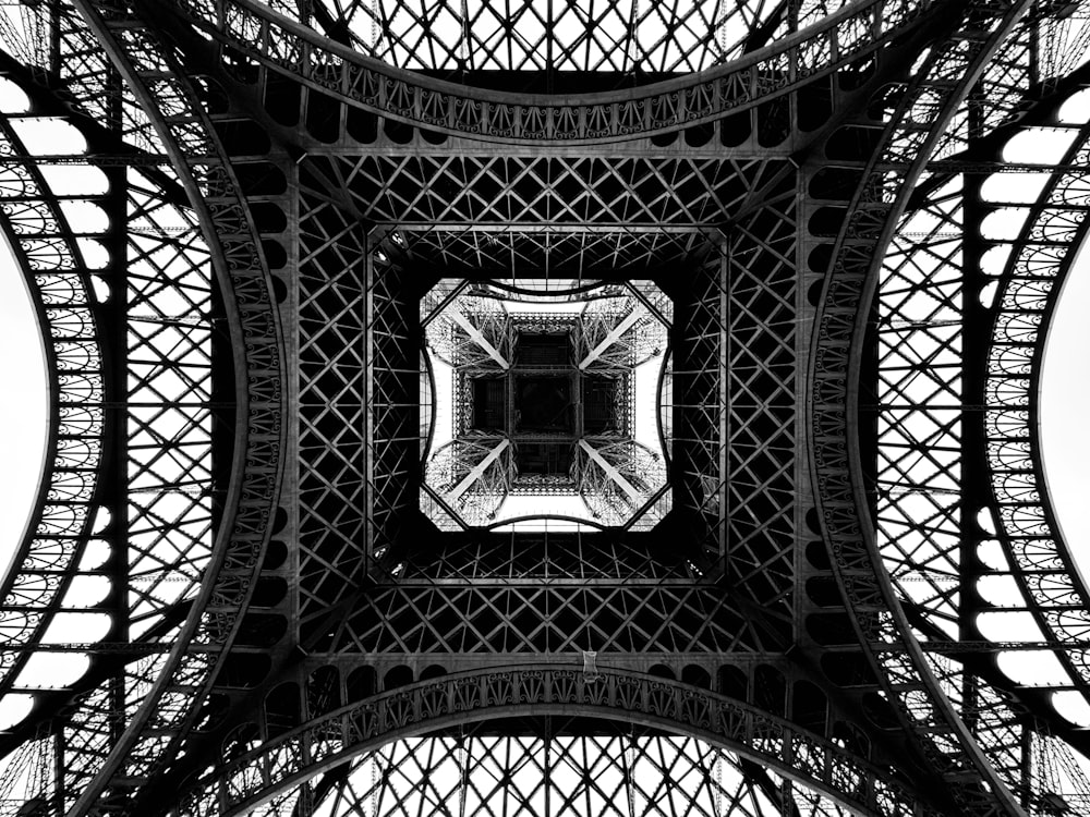 La cima de la Torre Eiffel en blanco y negro