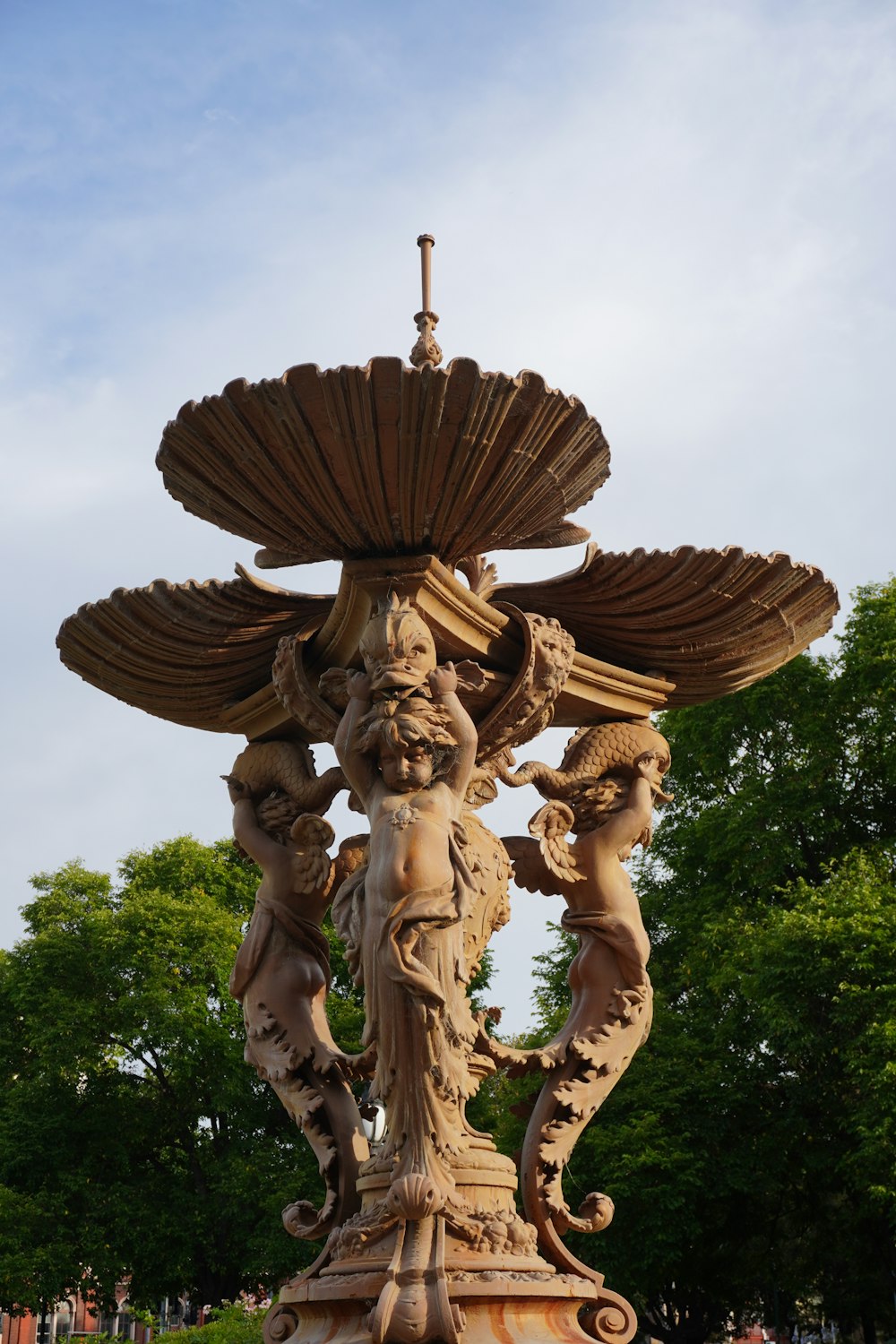 una estatua de una mujer sosteniendo una fuente de agua