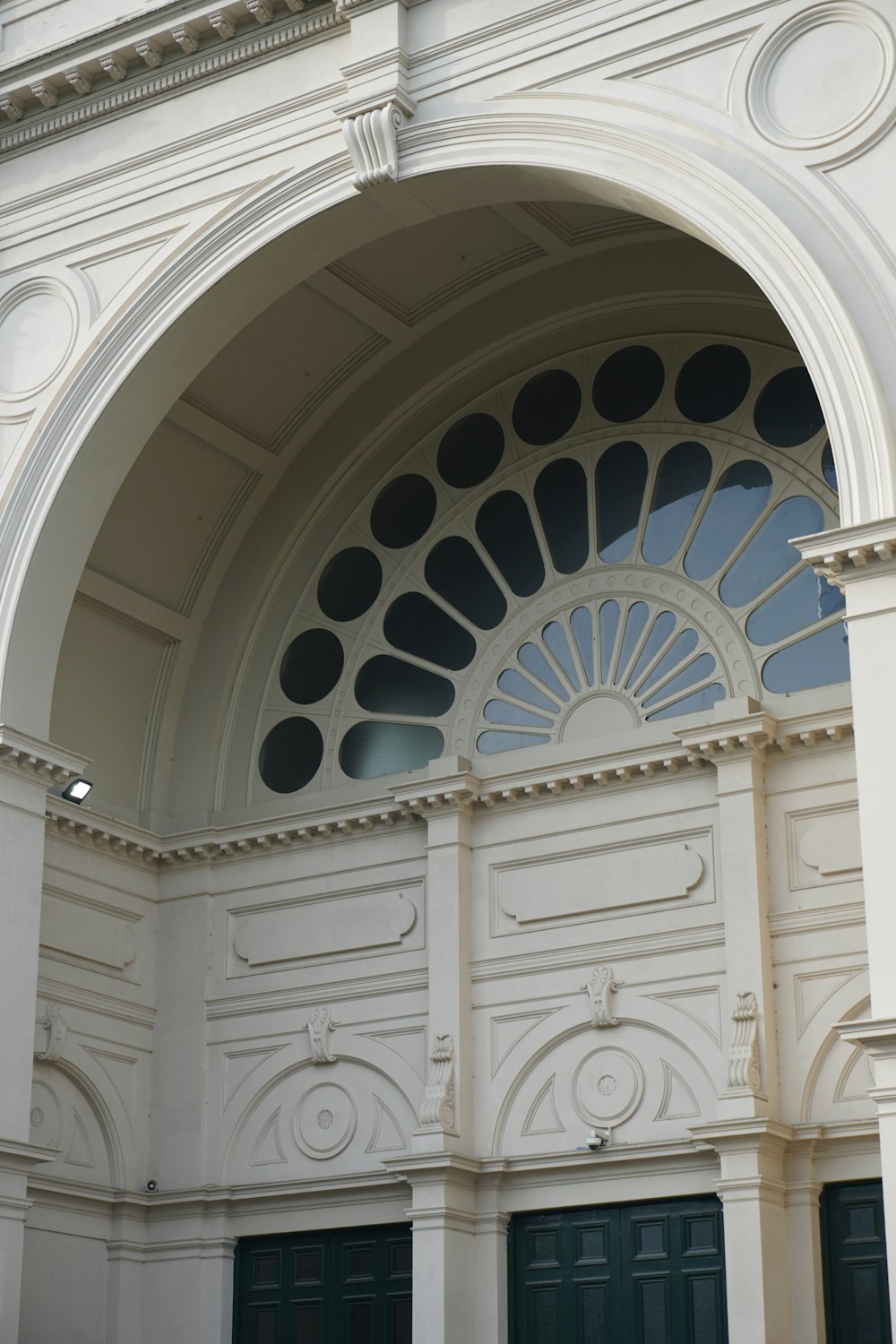 un grand bâtiment blanc avec une horloge sur le devant