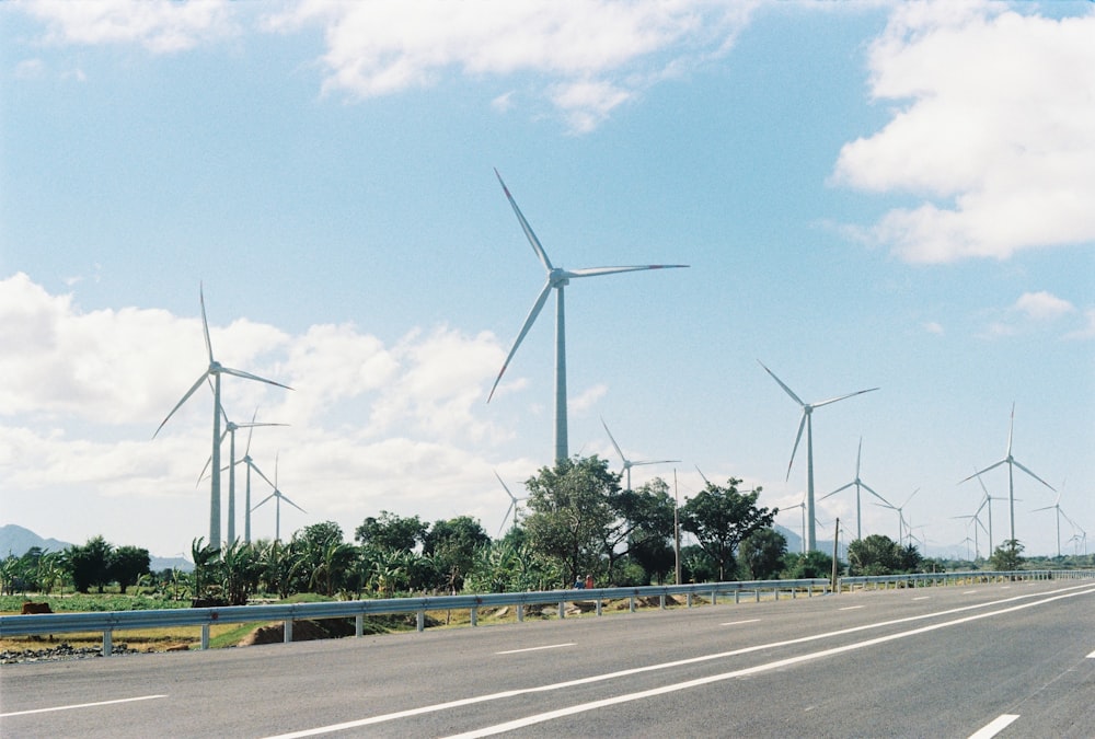 Eine Autobahn mit einem Haufen Windmühlen im Hintergrund