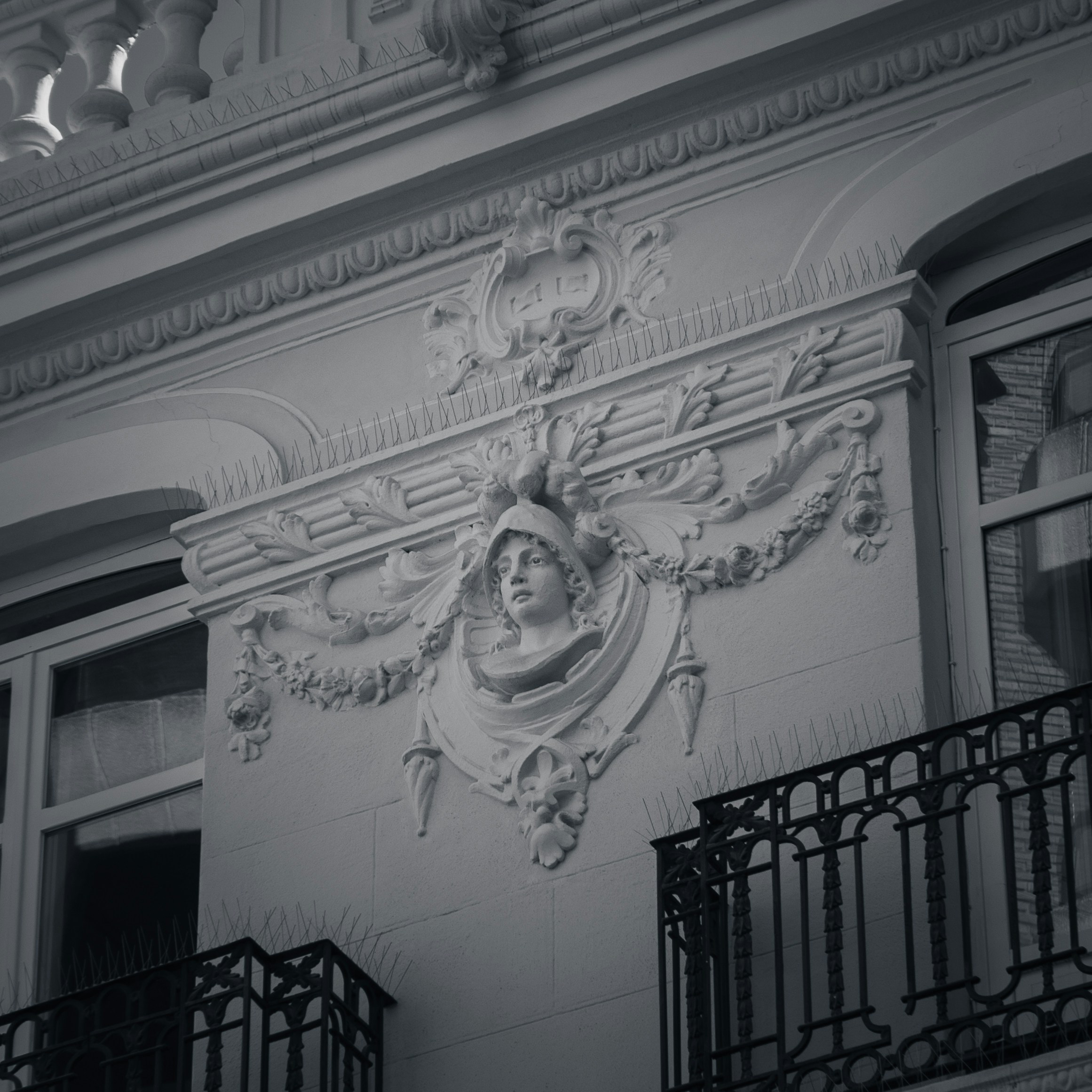 a black and white photo of a building