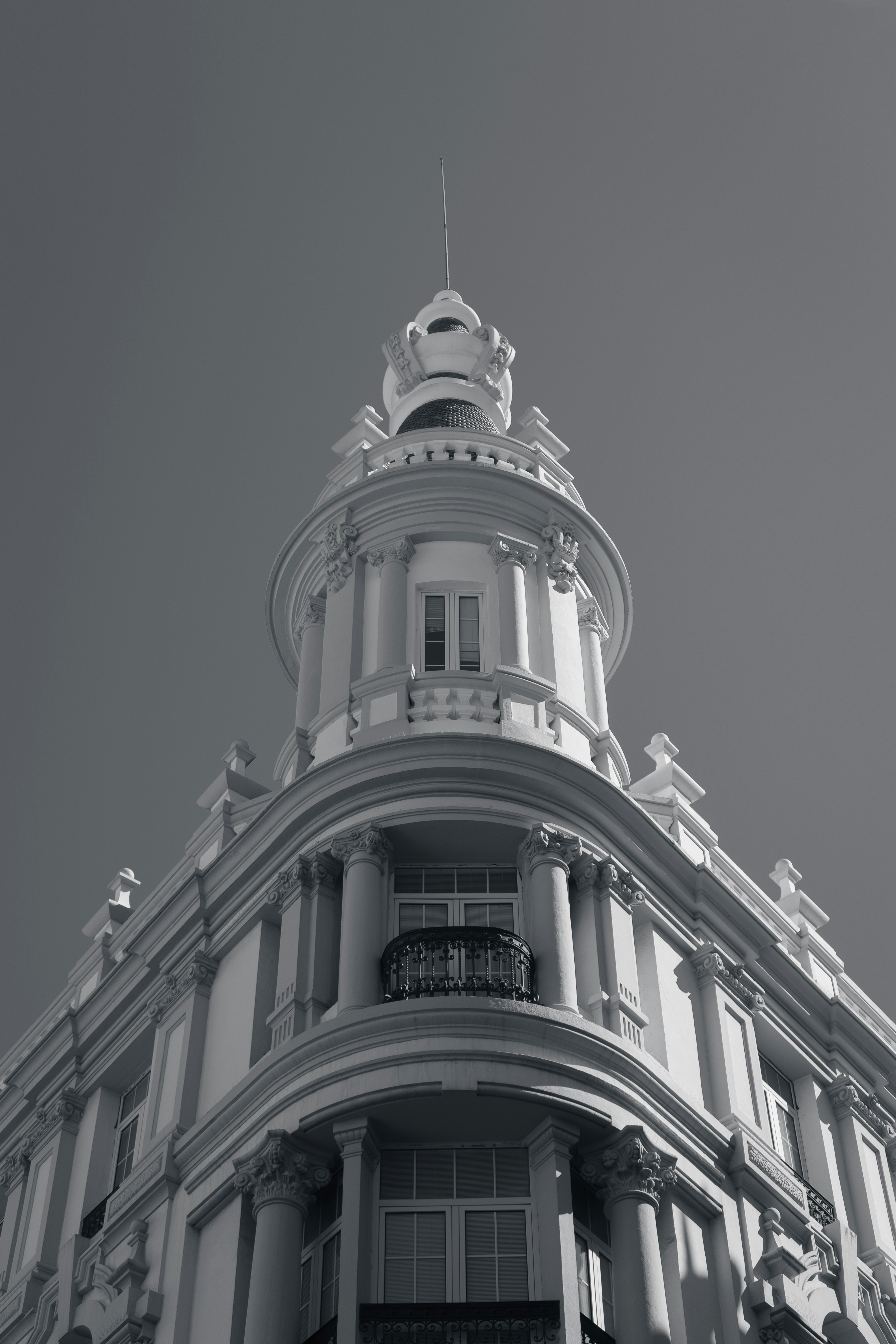 a black and white photo of a building