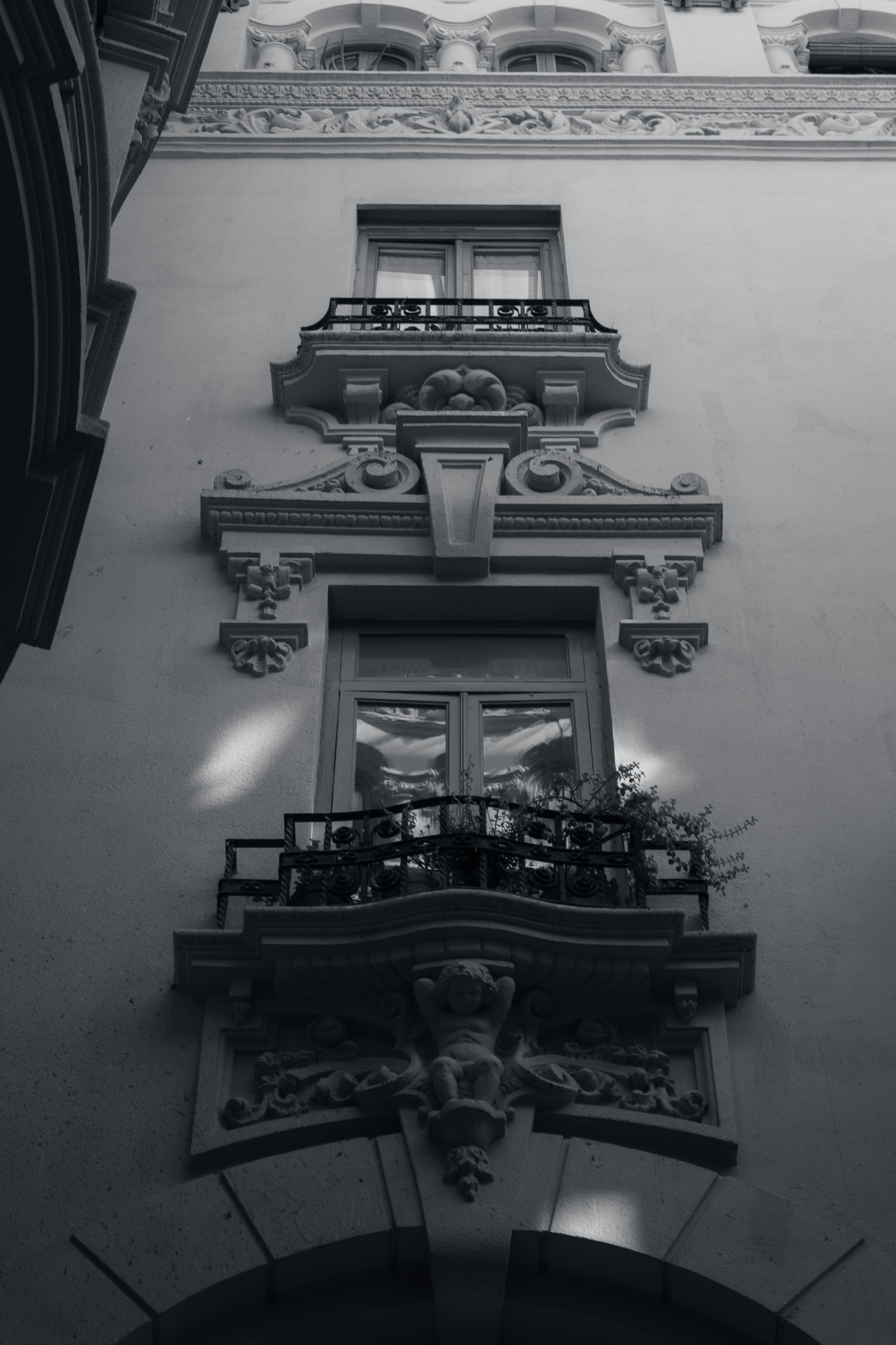 a black and white photo of a building