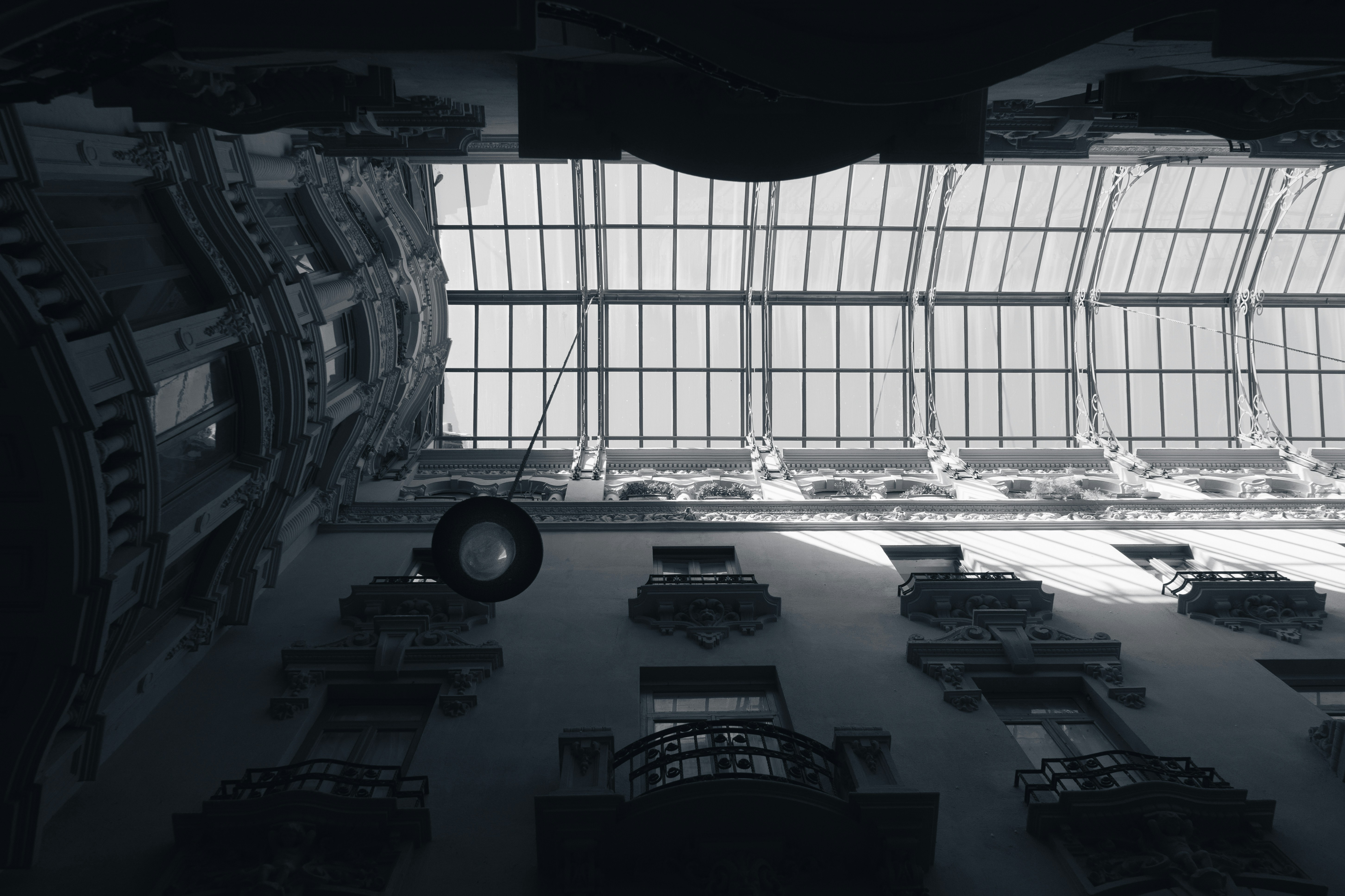 a very large building with lots of windows