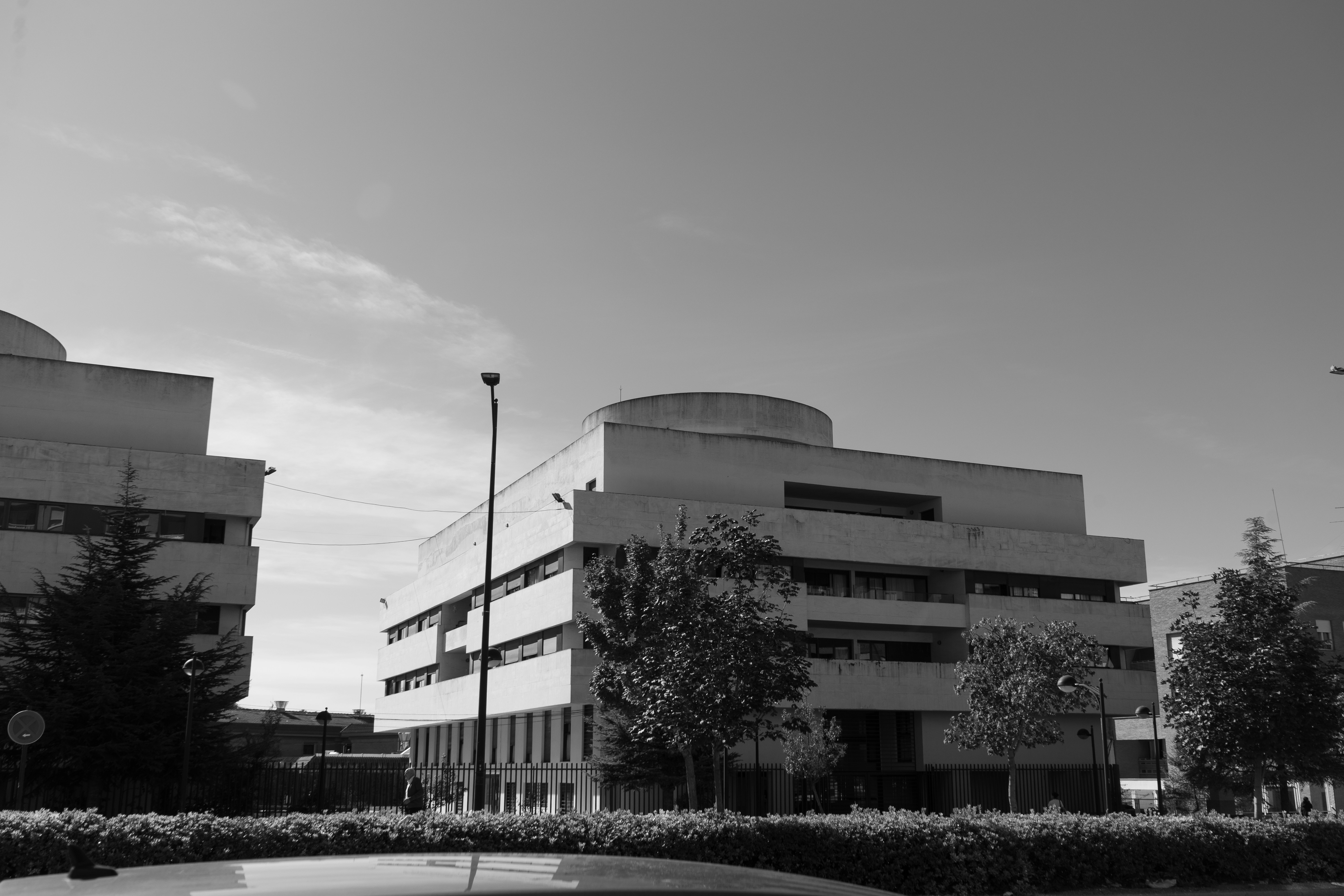 a black and white photo of a building