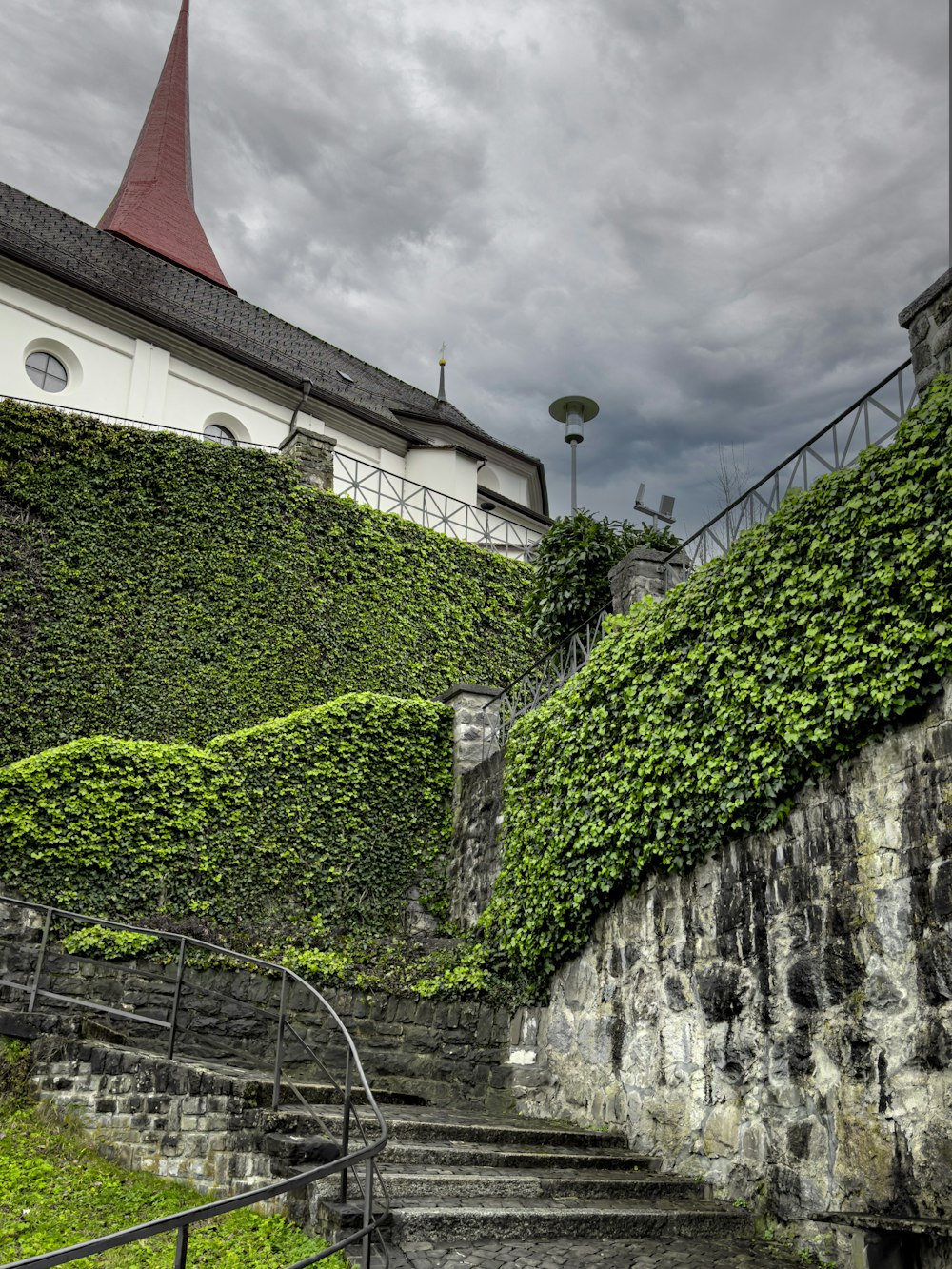 ein Gebäude mit einem Kirchturm neben einer Treppe