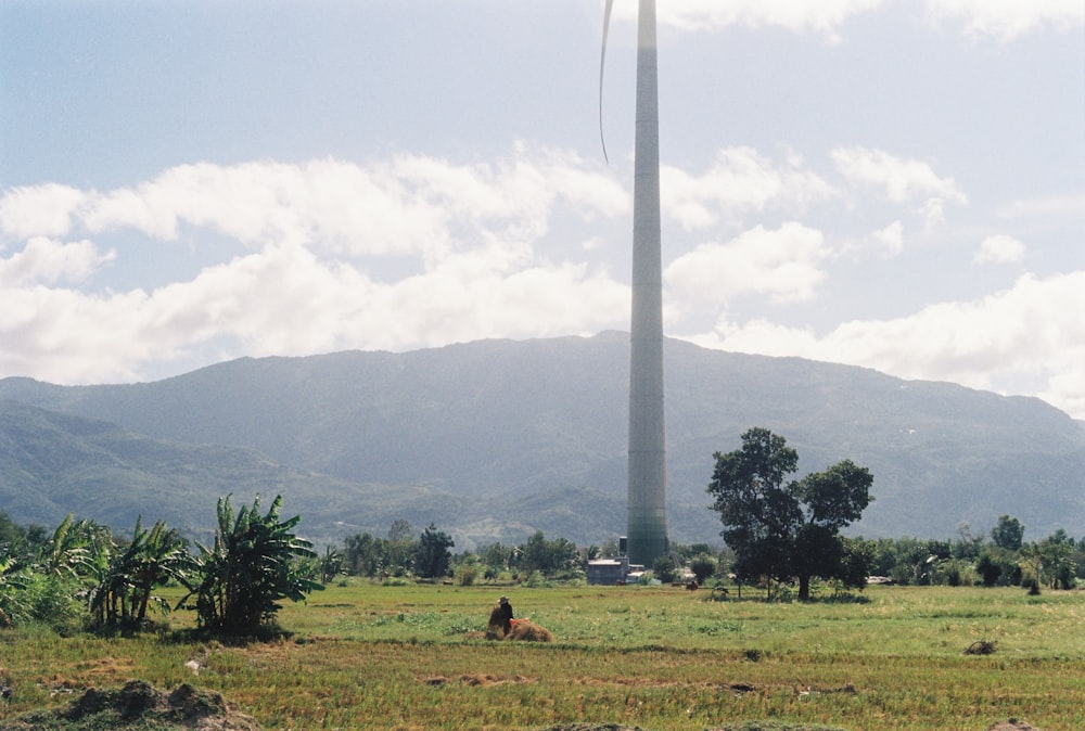 uma turbina eólica no meio de um campo