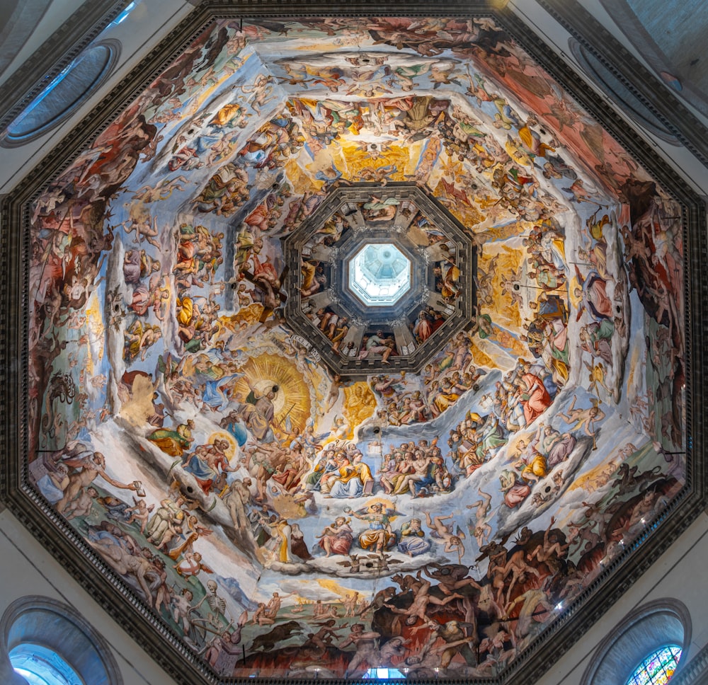 il soffitto di una chiesa con molti dipinti su di esso