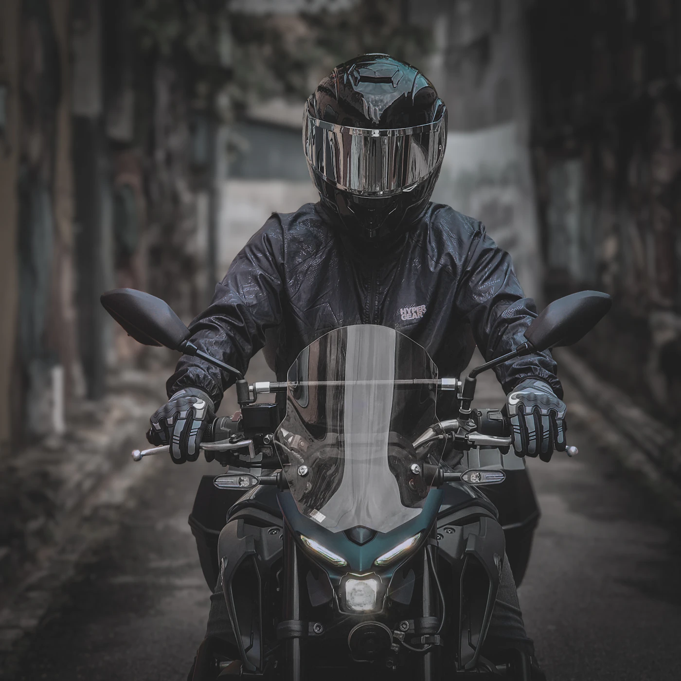 Motorista usando casco en carretera para guía de seguro