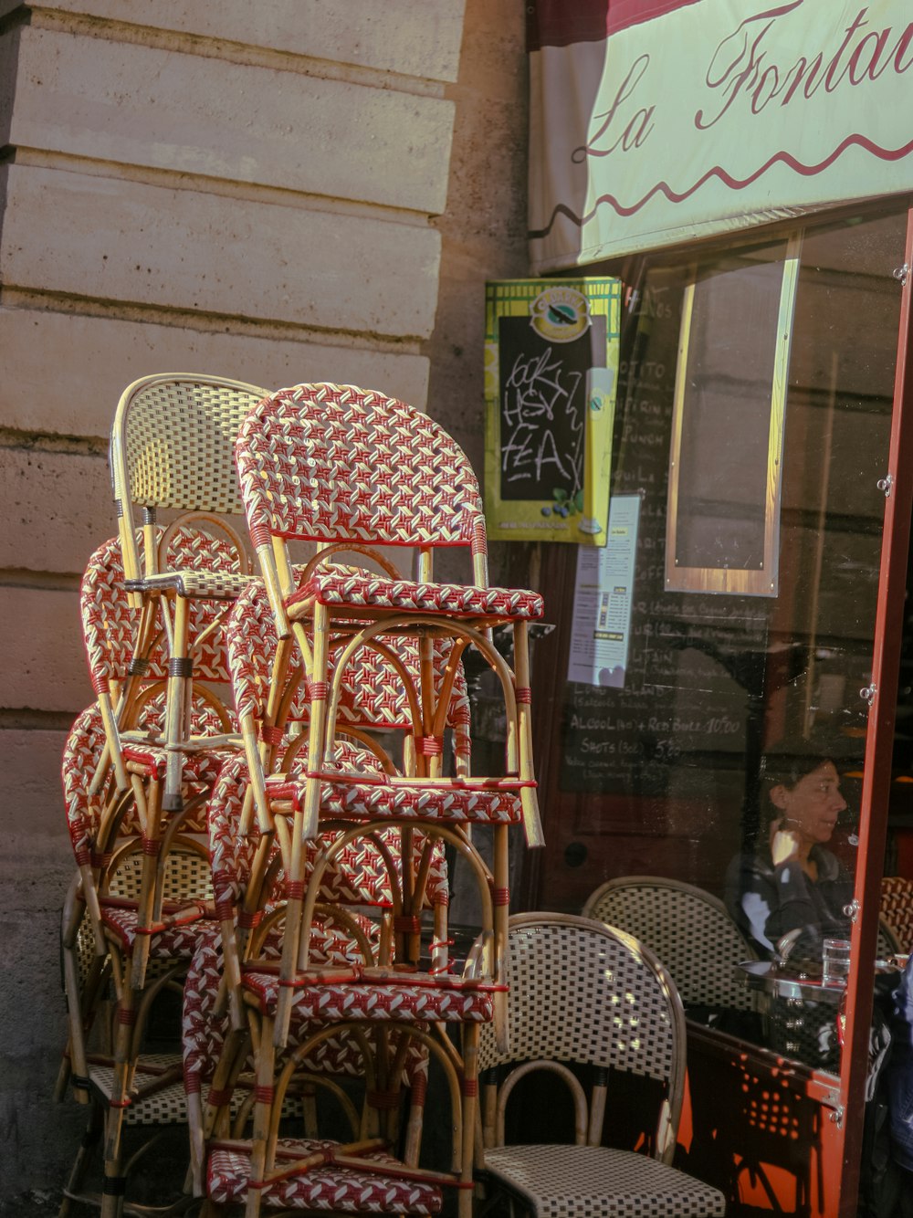 a bunch of chairs sitting outside of a store