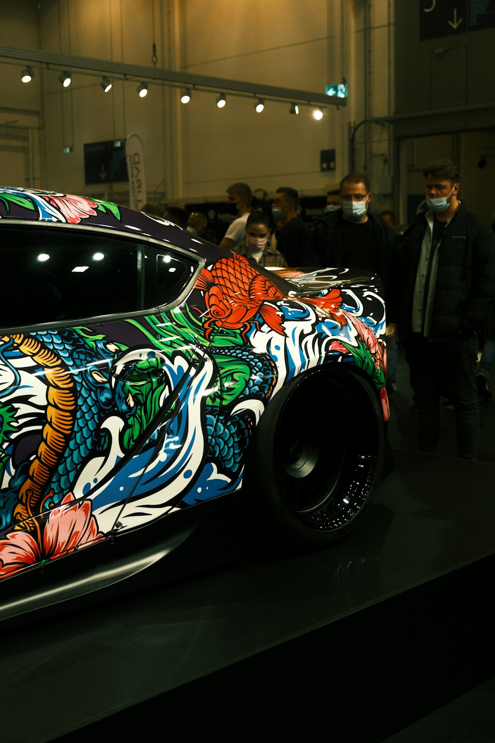 Un coche con un dragón pintado en el lateral