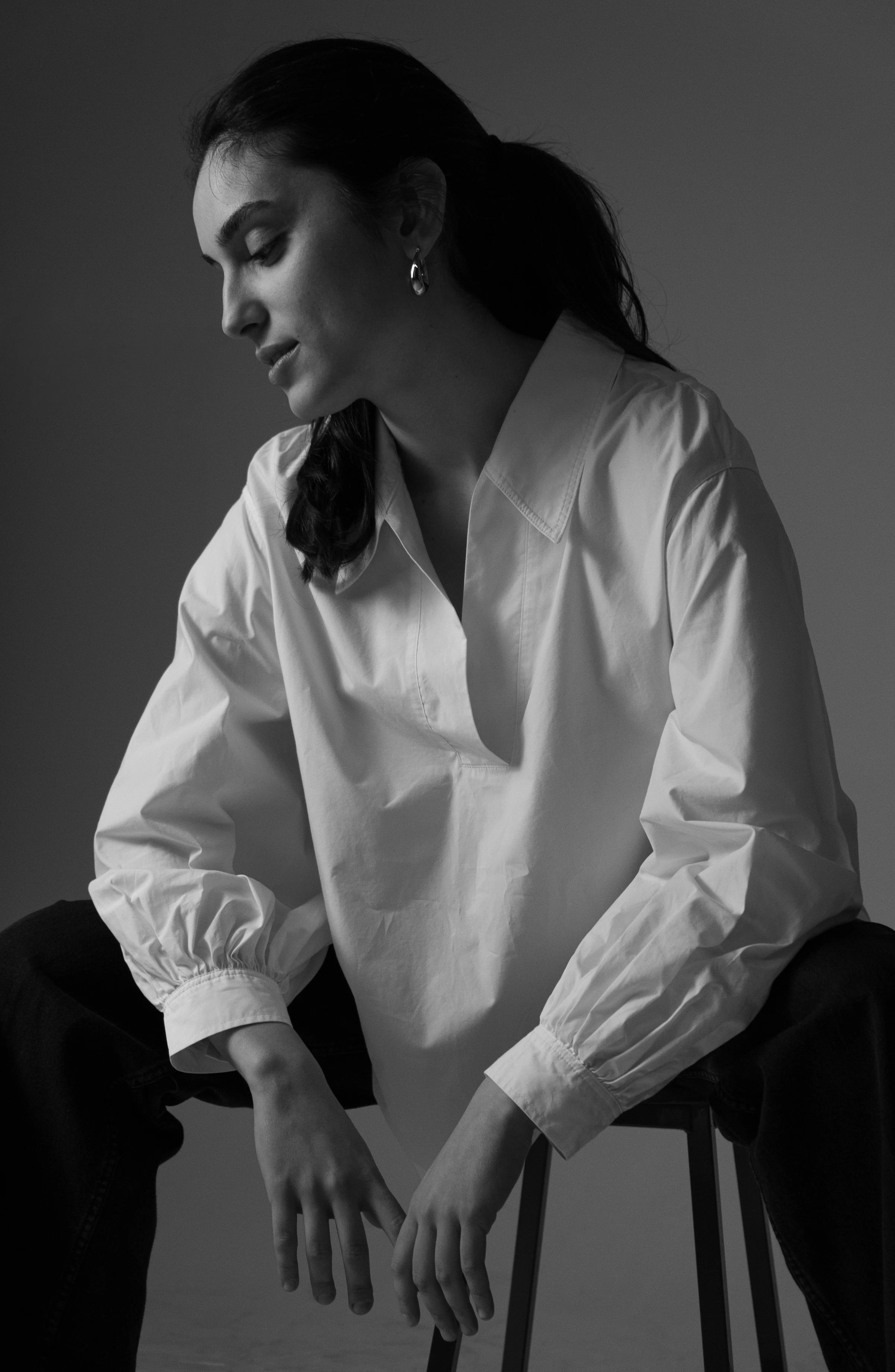 Chemise blanche, portrait en noir et blanc