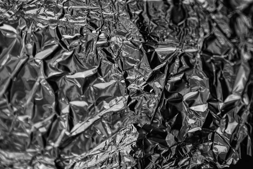 une photo en noir et blanc d’un morceau de papier d’aluminium