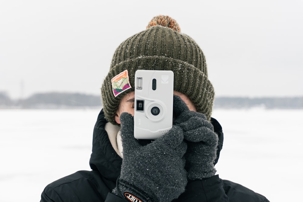 Una persona tomando una foto con una cámara