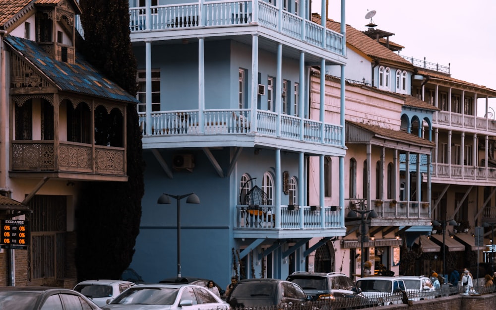 a group of cars parked in front of a blue building