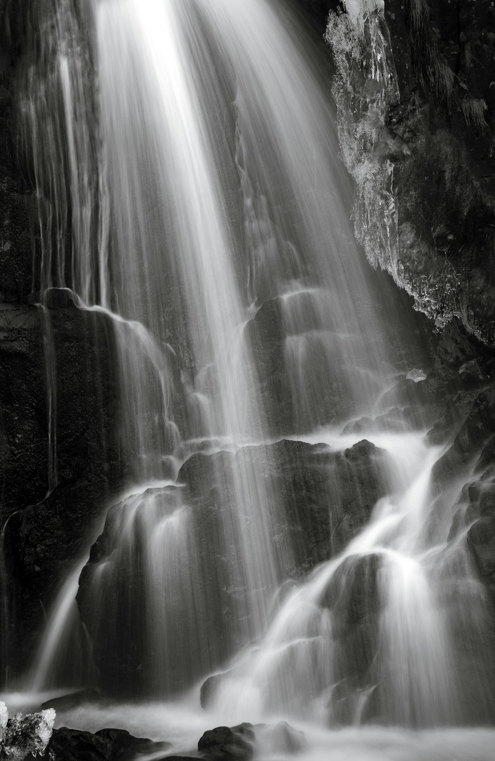 ein Schwarz-Weiß-Foto eines Wasserfalls
