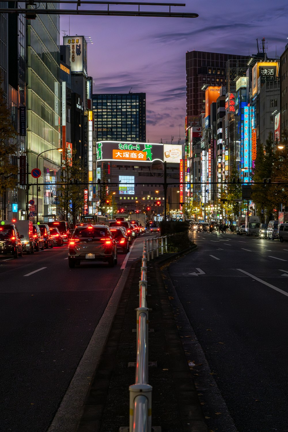 a city street filled with lots of traffic at night