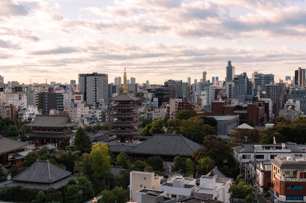 uma vista de uma cidade com edifícios altos