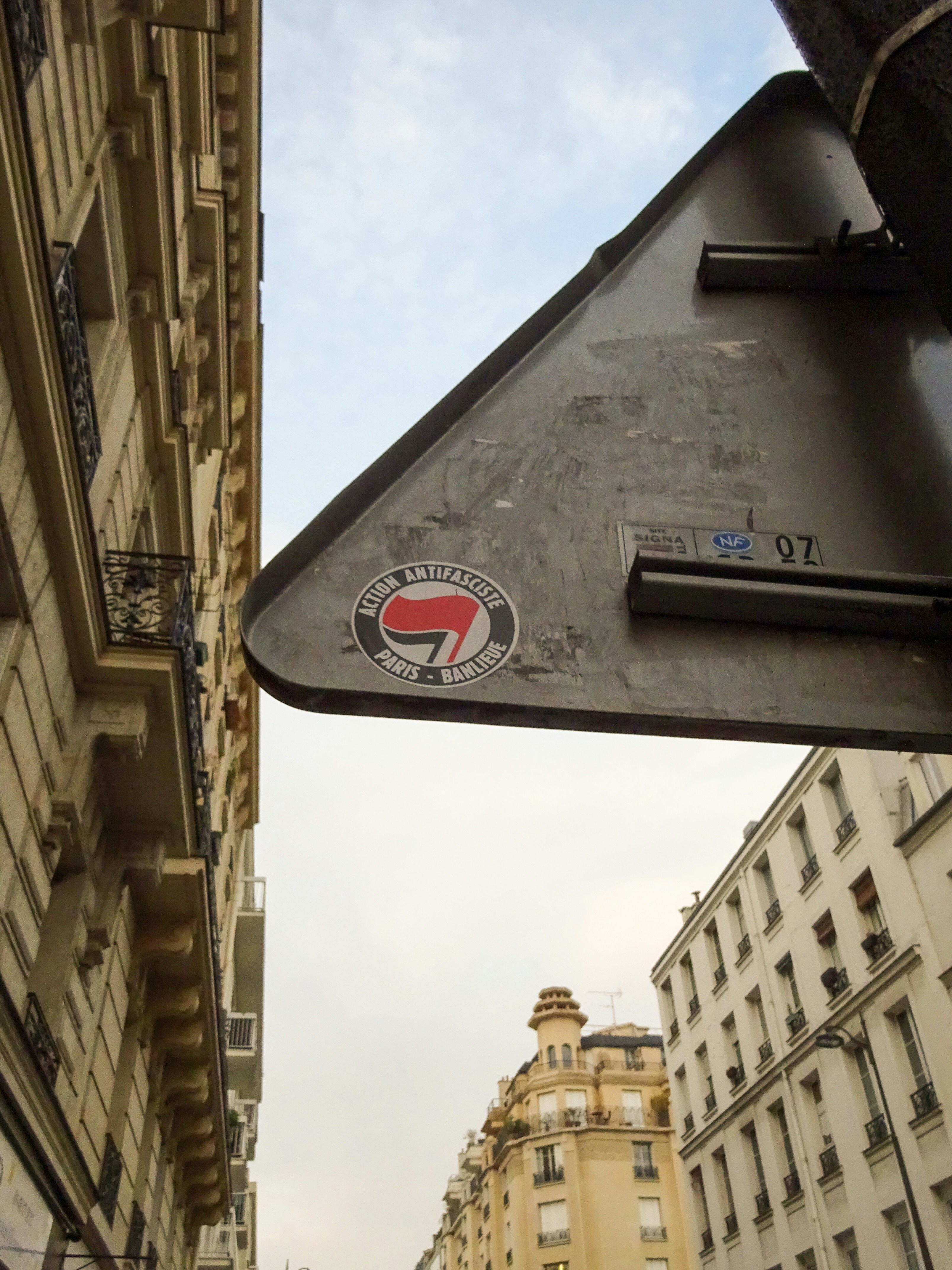 un cartello stradale appeso al lato di un edificio