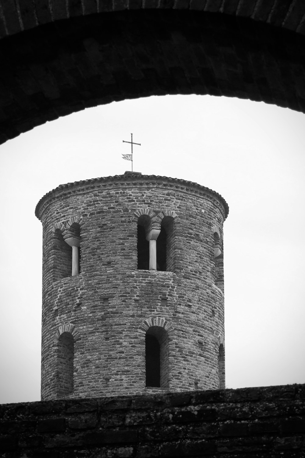 十字架が上に載った塔の白黒写真