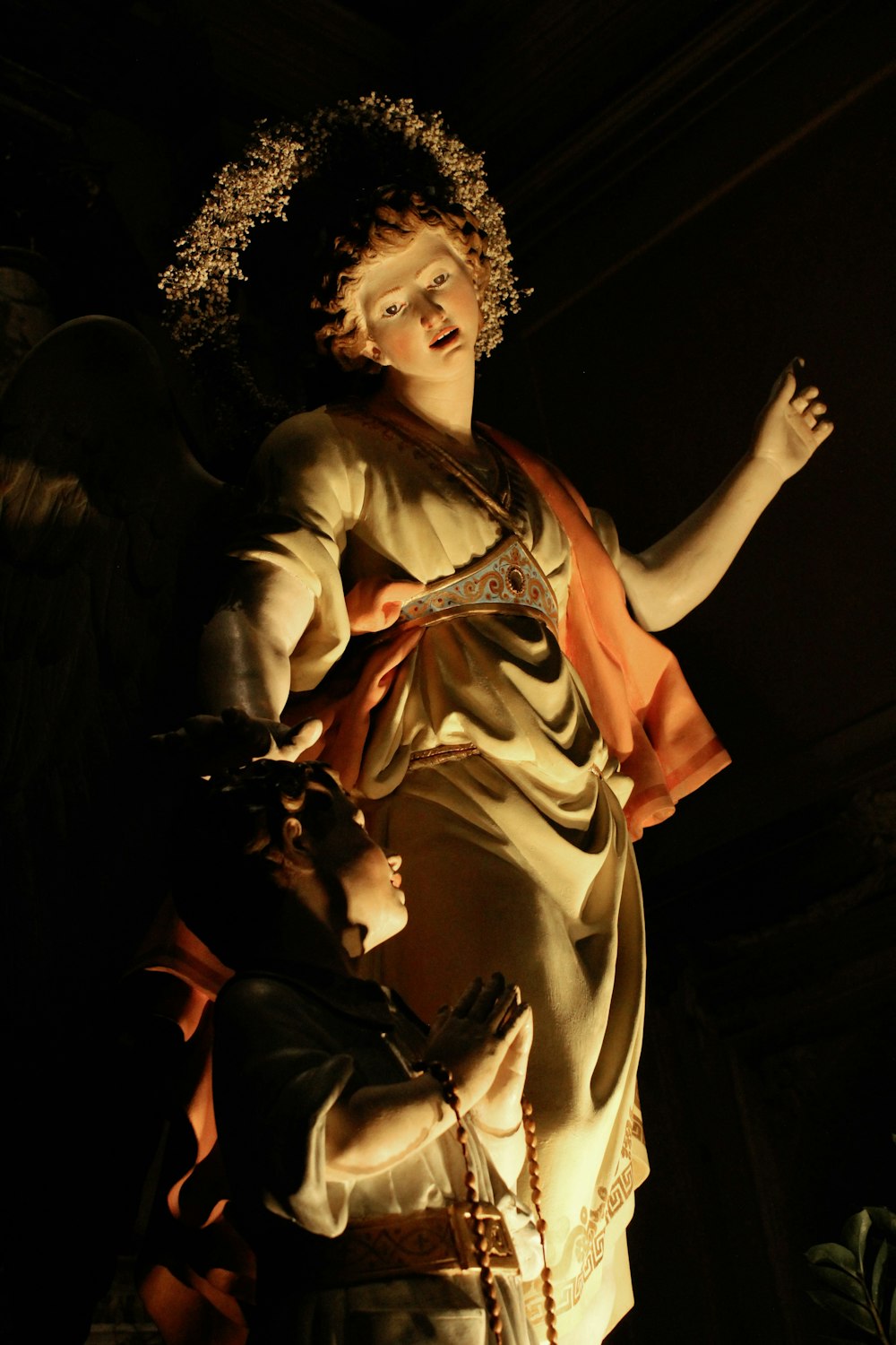una statua di un angelo che tiene in braccio un bambino