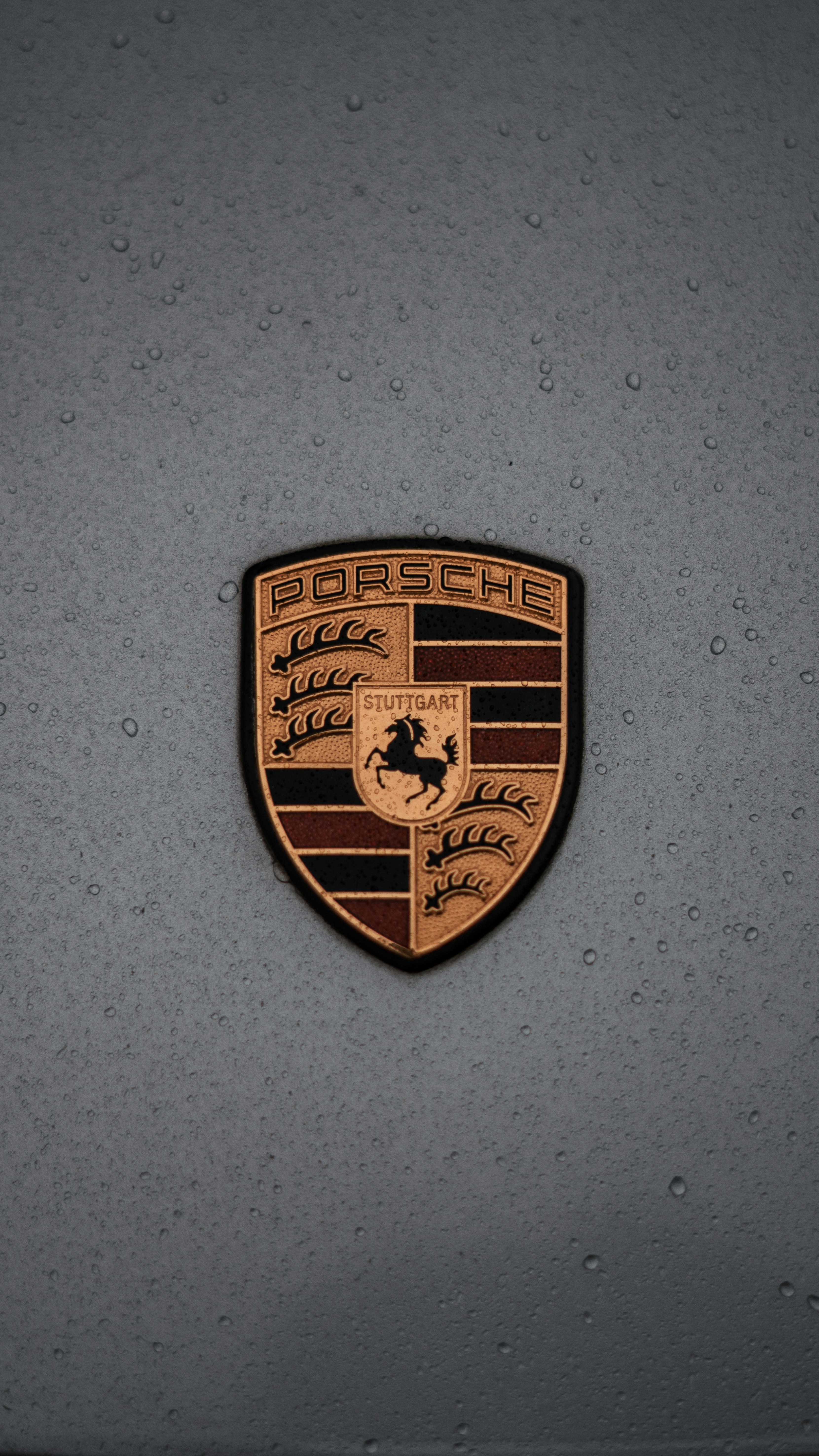 Un emblema de Porsche en el lateral de un coche foto Imagen de West