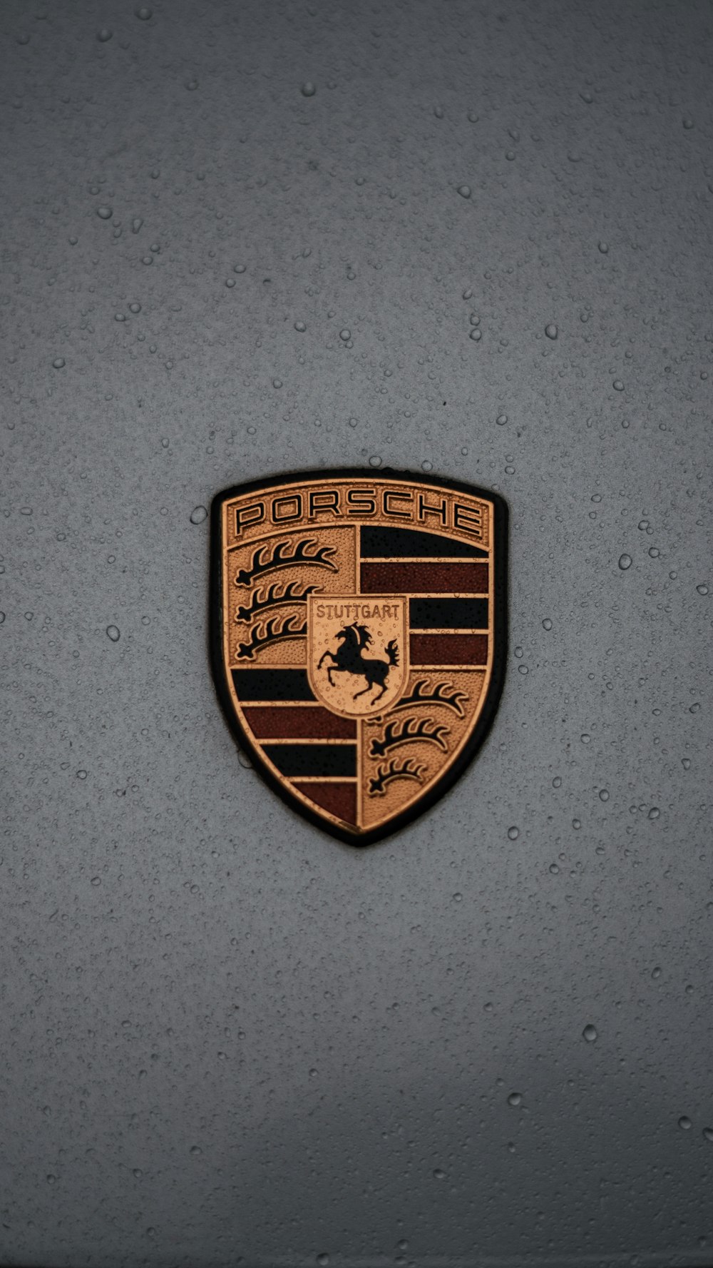 Un emblema de Porsche en el lateral de un coche