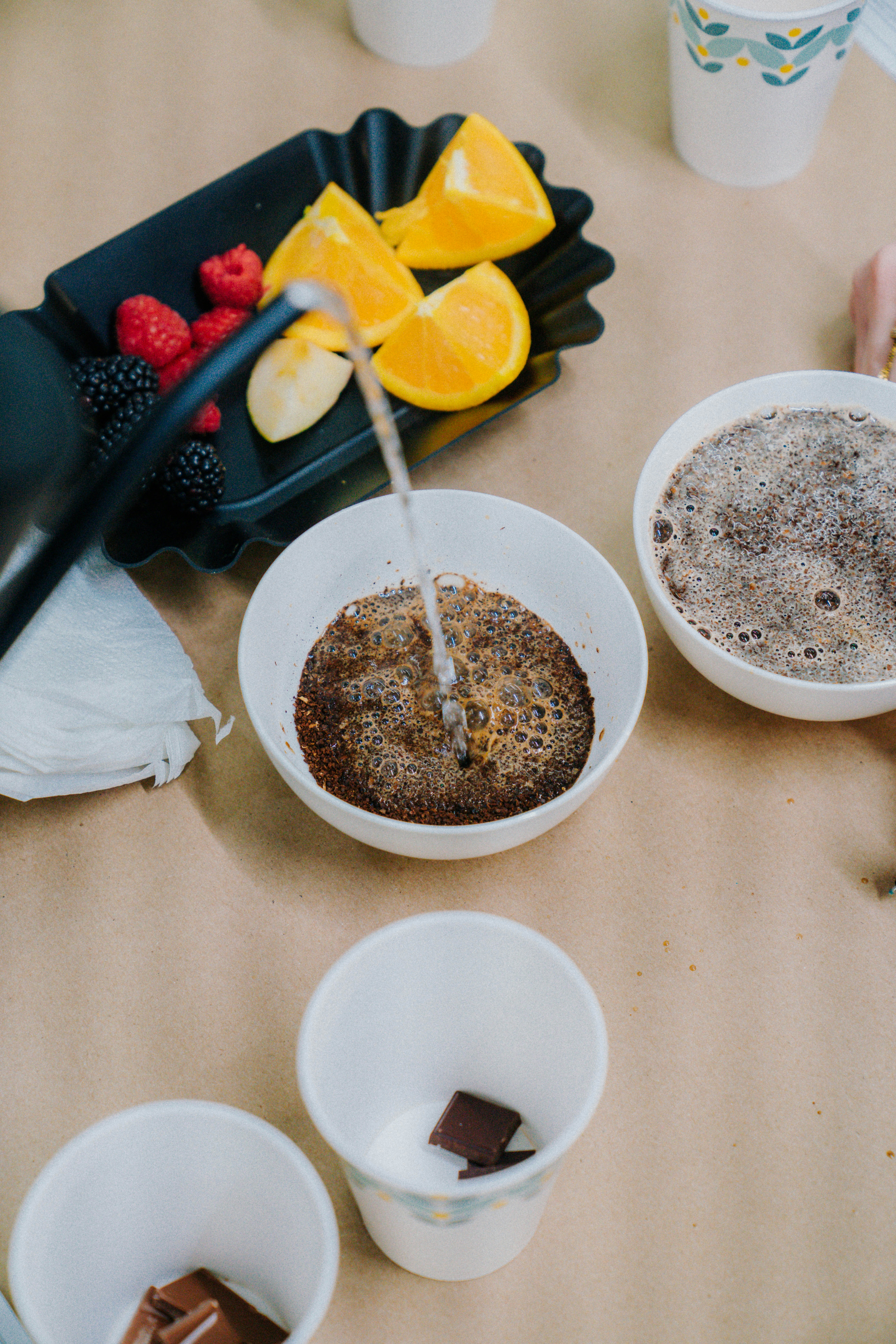 음식과 음료가 담긴 그릇이 놓인 테이블