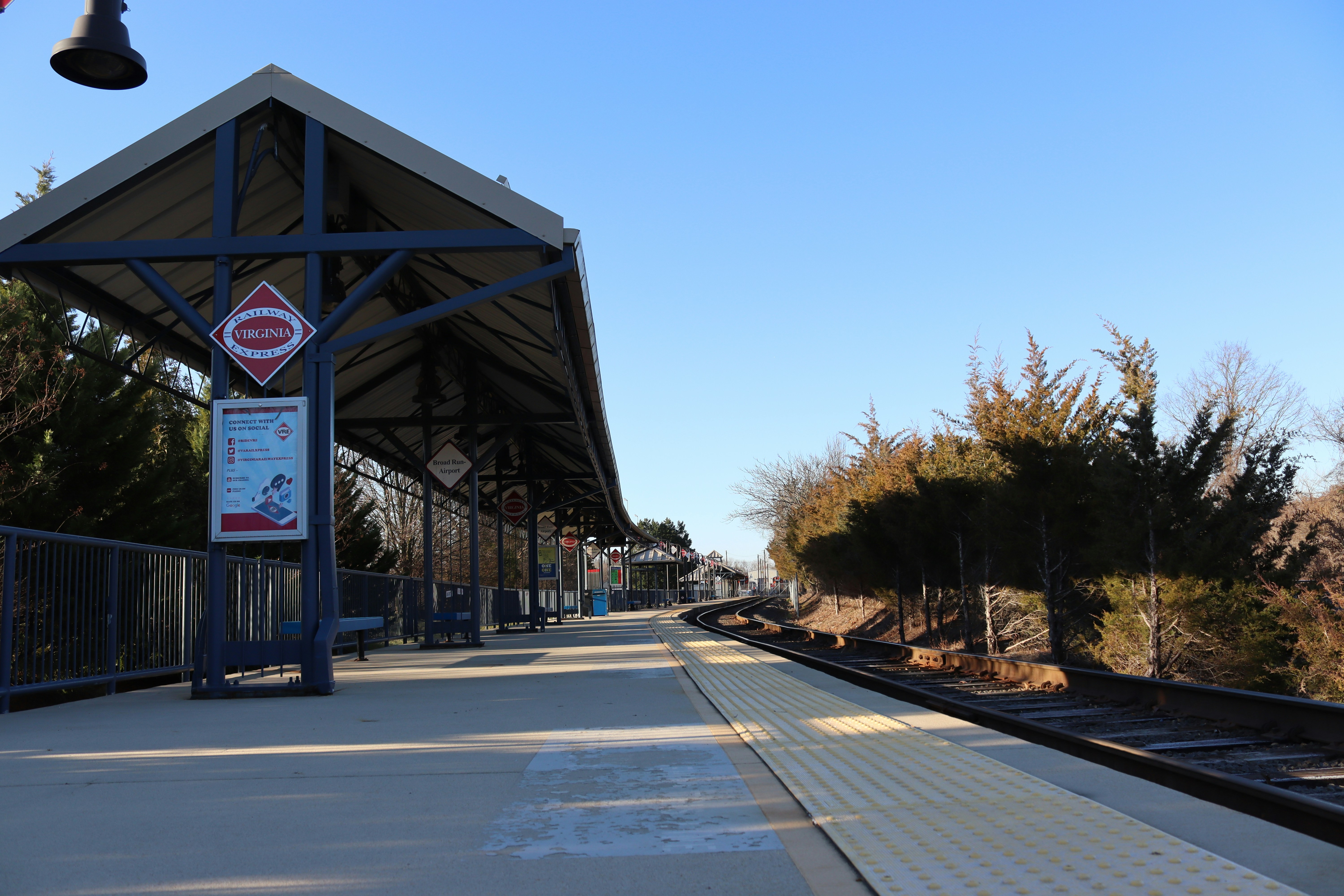 Thorndale Red Line station with commuters - Edgewater homes for rent