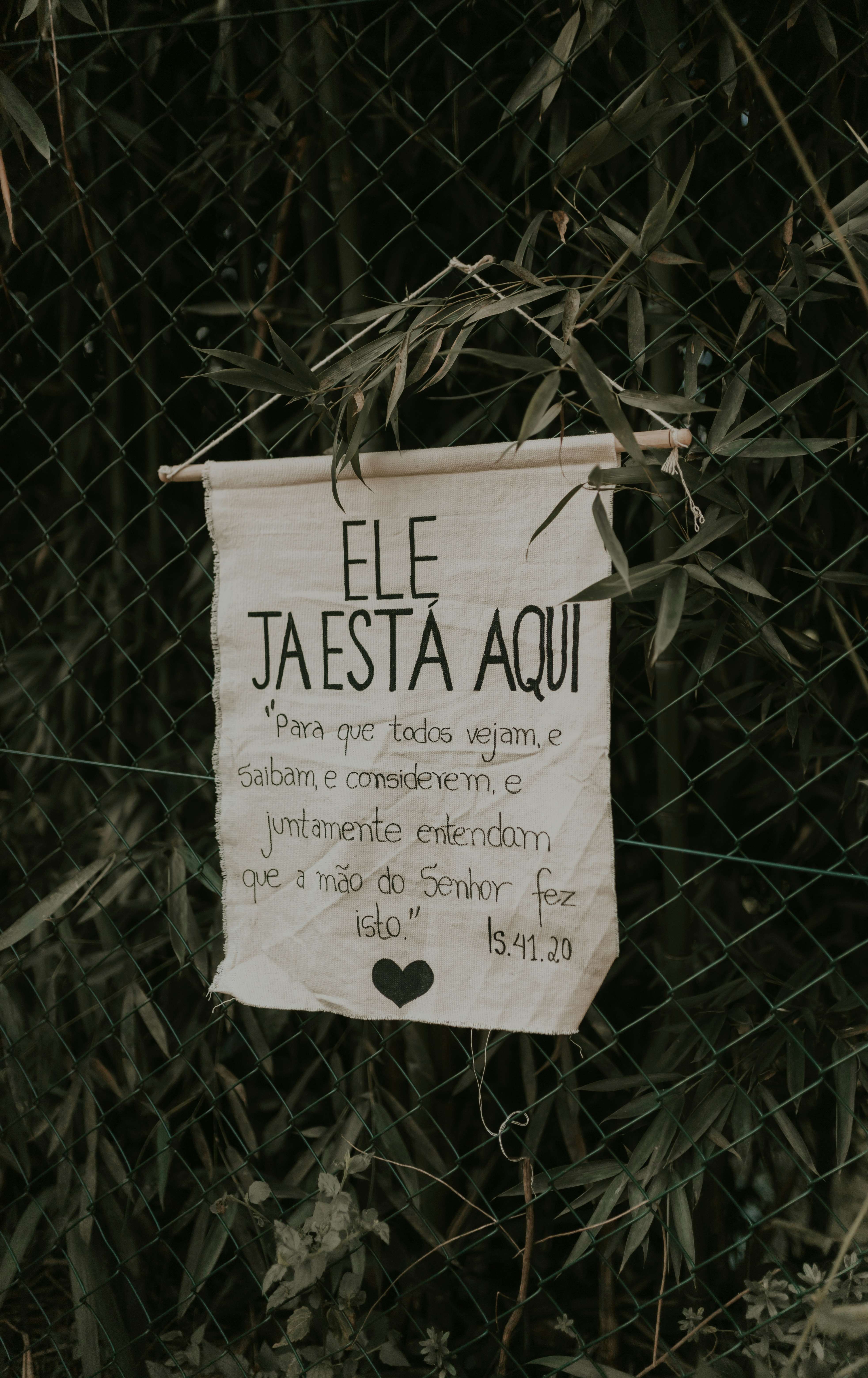 a sign hanging on a fence that says ele jabesta aqui