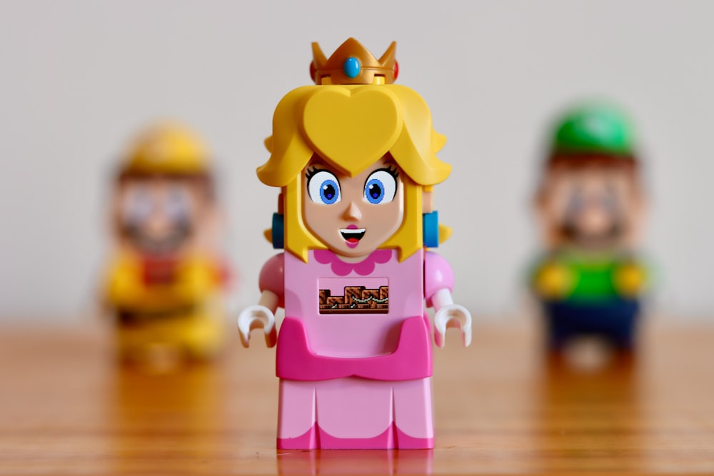 Une figurine LEGO d’une femme avec une couronne sur la tête