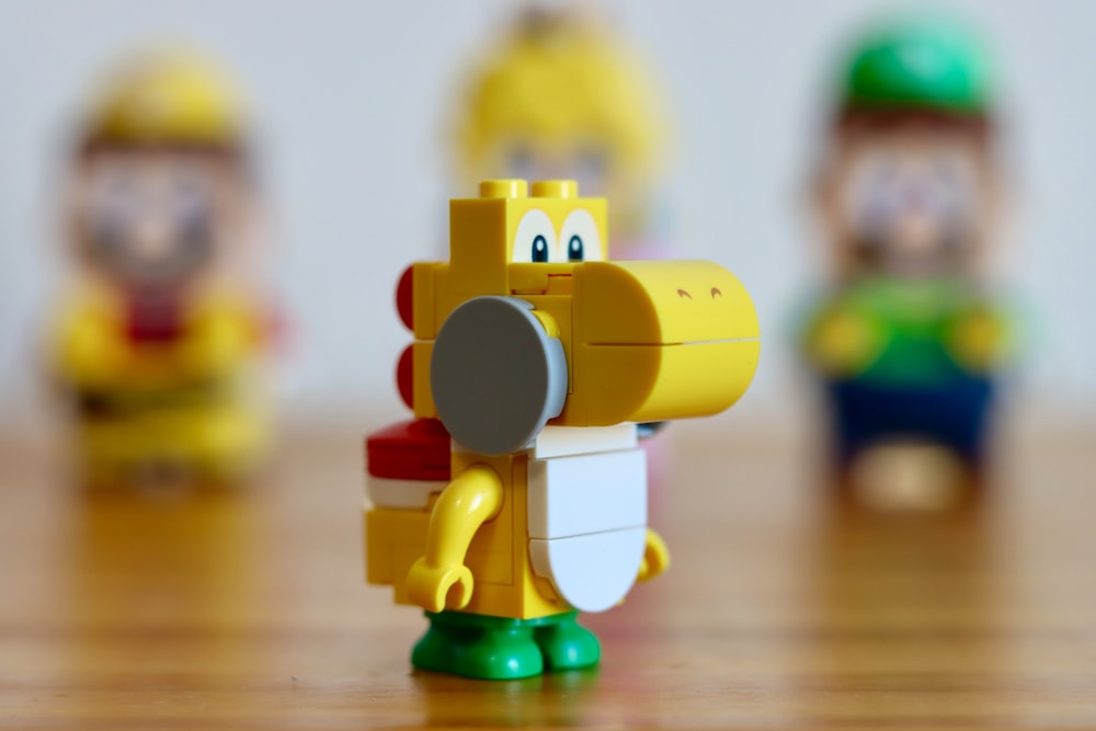 Un jouet LEGO d’un homme tenant une arme à feu