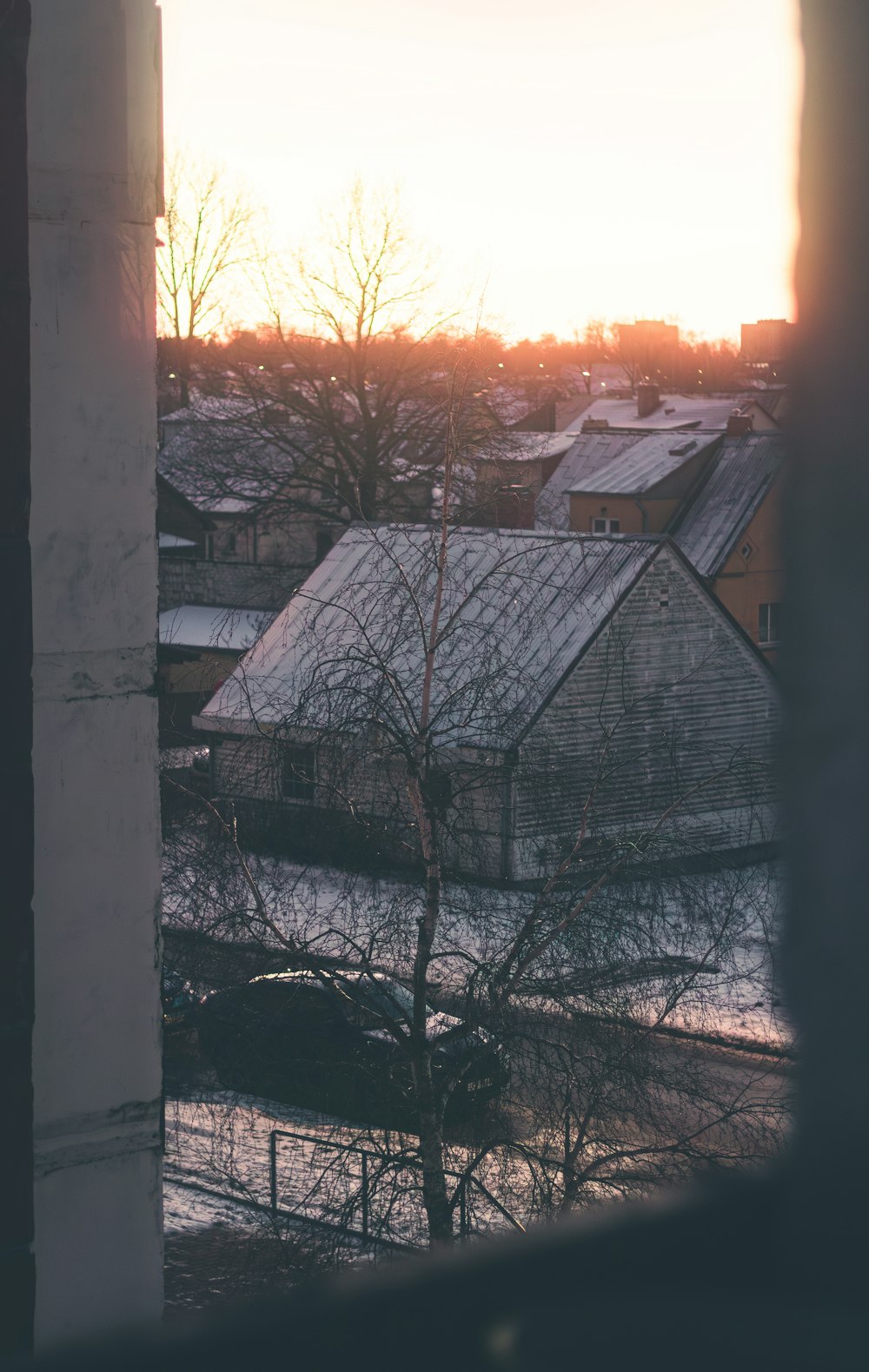 Una veduta di una città innevata da una finestra