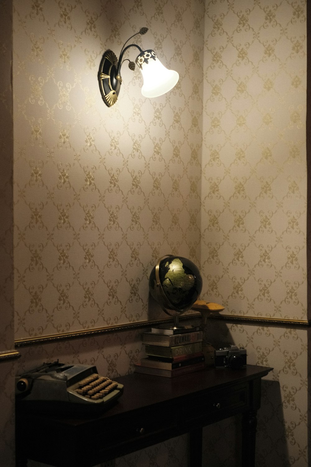 una scrivania con una lampada sopra