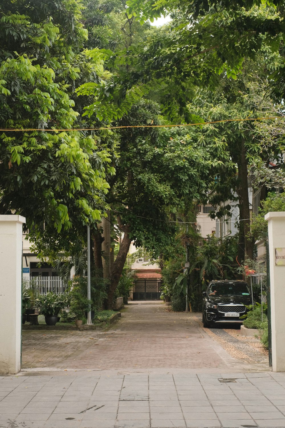 um carro está estacionado na beira da estrada